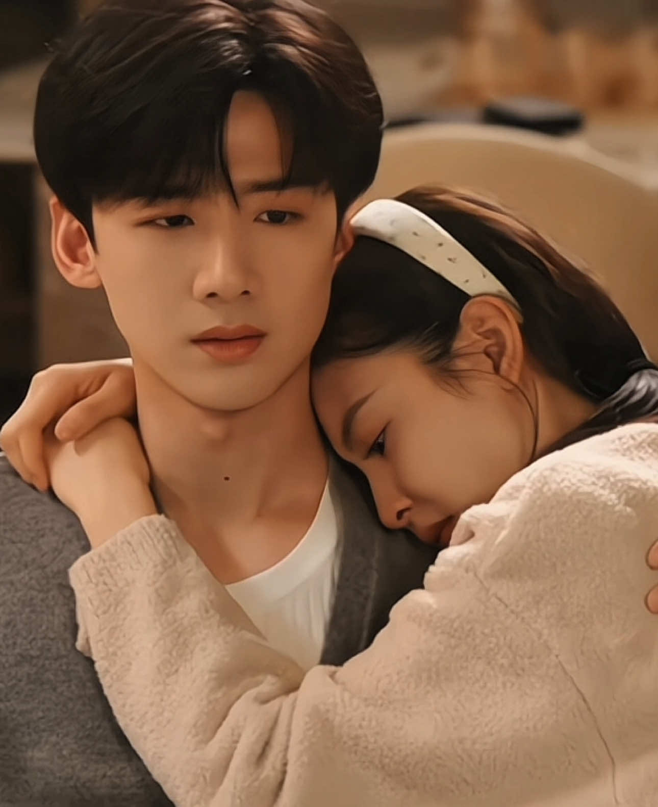 her safe place 😭 #thefirstfrost #fyp #cdrama #thefirstfrostcdrama #thefirstfrostedit #foryoupage #chinesedrama #难哄 #cdramalover #kdrama #kdramaedit #viral #hiddenlove #zhangrounan #baijingting #trending #explore 