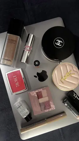 essentials 💅🏻🛍️💞💋🖤  #girlproblems  #luxurymakeup 