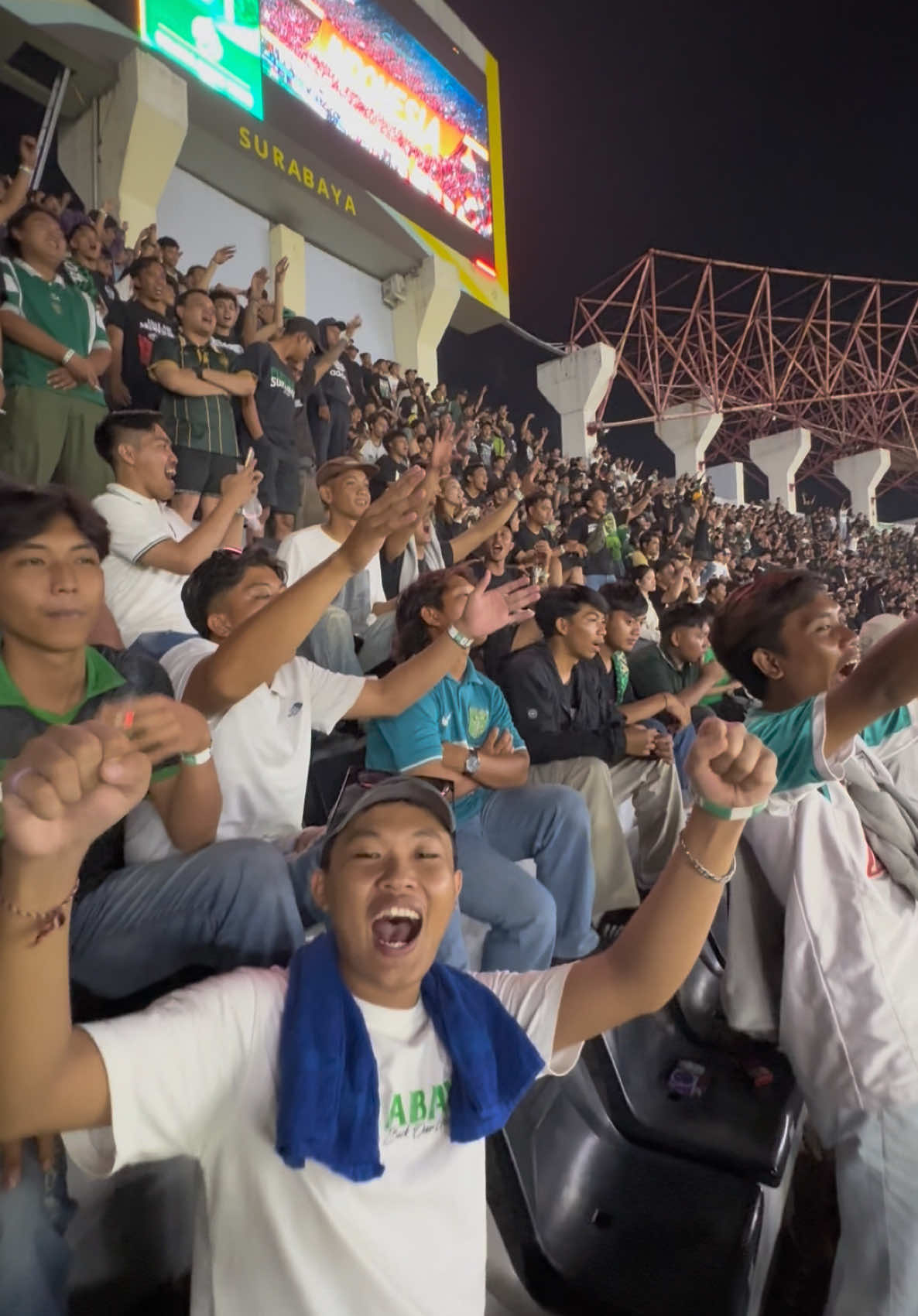 Panas kalungan radiator cakk😂,dulur sak selawase buat Persib Bandung dan Persebaya Surabaya 💙💚 #persibbandung #persebayasurabaya #maungbandung #bonek #fyp #awayday #grendnord27 #bonekalucu #persib1933 