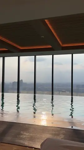 Golden hour at sky pool #langhamjakarta #relax #weekend 