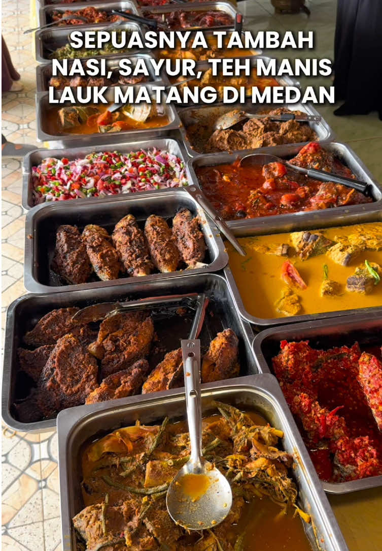 All You Can Eat Paket Ramadhan di Medan cuma 48k/ orang.  Kalau hari biasa (bukan bulan Ramadhan)  di sini bisa makan mulai 20 ribuan bebas tambah nasi, sayur dan minuman. @nabila.group  Jl.Karya Kasih Medan Johor #medan #kulinermedan #food #jajananmedan #takjilmedan #makananmedan 