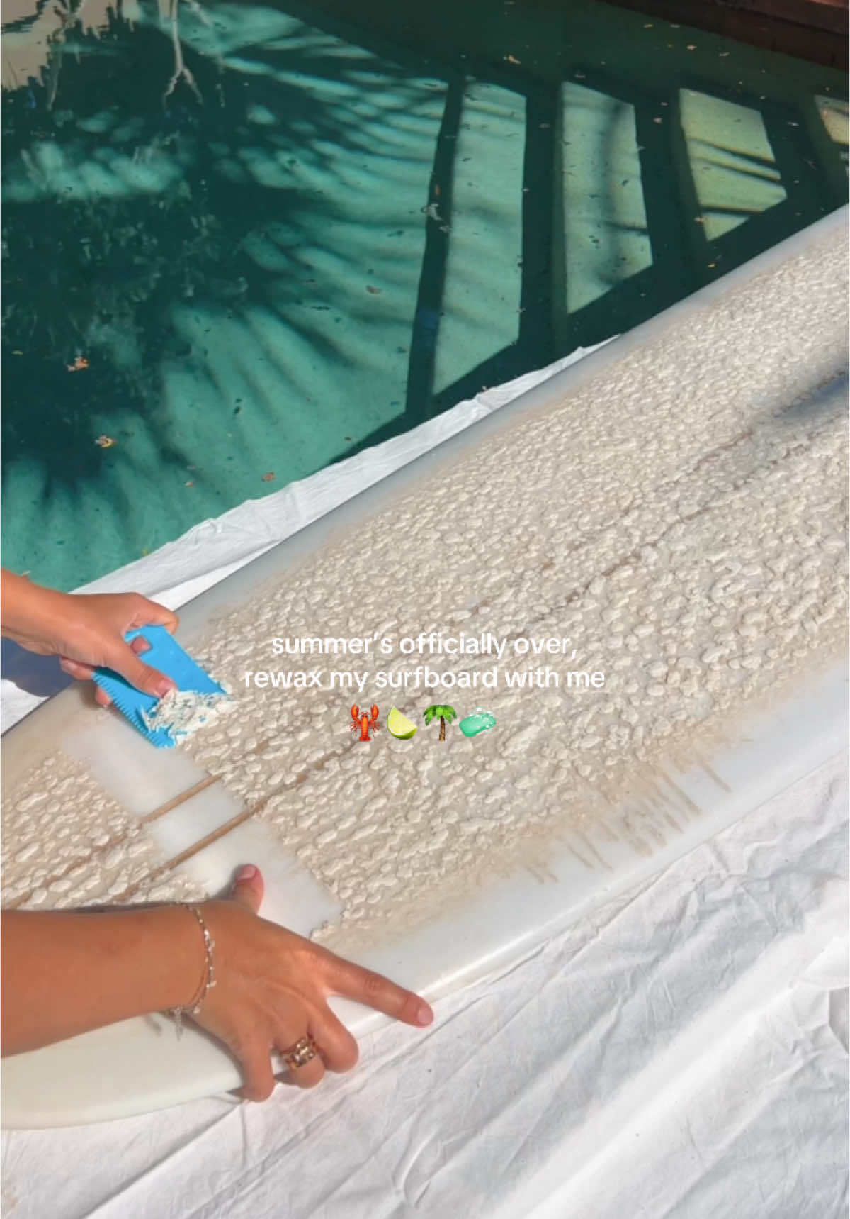 goodbye summer!! 🥲 let’s rewax my board 🦞🍋‍🟩🌴🧼 #surfboard #surfboardwax #surfwax #longboardsurfing #surftiktok #noosa #noosaheads #surfing #surf #Summer 