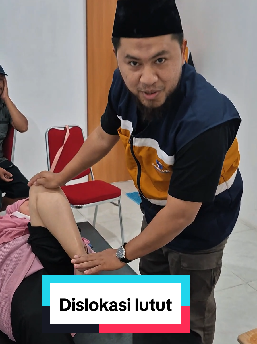 Gak bisa nekuk selama 3 minggu sehingga shalat pun harus duduk. Bengkak, sakit dan nyeri yang ibunya rasakan.. Tapi sebelum melakukan tindakan, kita cek dulu kondisi lututnya masih peradangan atau tidak setelah dirasakan sudah tidak hangat lagi. Disitu kemungkinan kita akan melakukan tindakan selanjutnya.  Dengan melakukan pelenturan terlebih dahulu, mengurai otot otot yang kaku. Setelah itu langsung reposisi. 