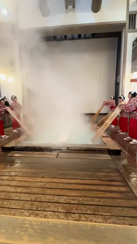 [湯もみガールズ👧👱🏻‍♀️]草津温泉の源泉は熱く、約50℃近いものがほとんどで、そのまま入浴することはとてもできません。 しかし温度を下げるために水を入れたのでは、温泉の効能が薄れてしまいます。 そこで、熱い源泉の中に約180cmの板を入れて湯をもみ、入浴できるまでの一定の温度に下げる「湯もみ」が考え出されました。#草津温泉 #群馬 #🇯🇵 