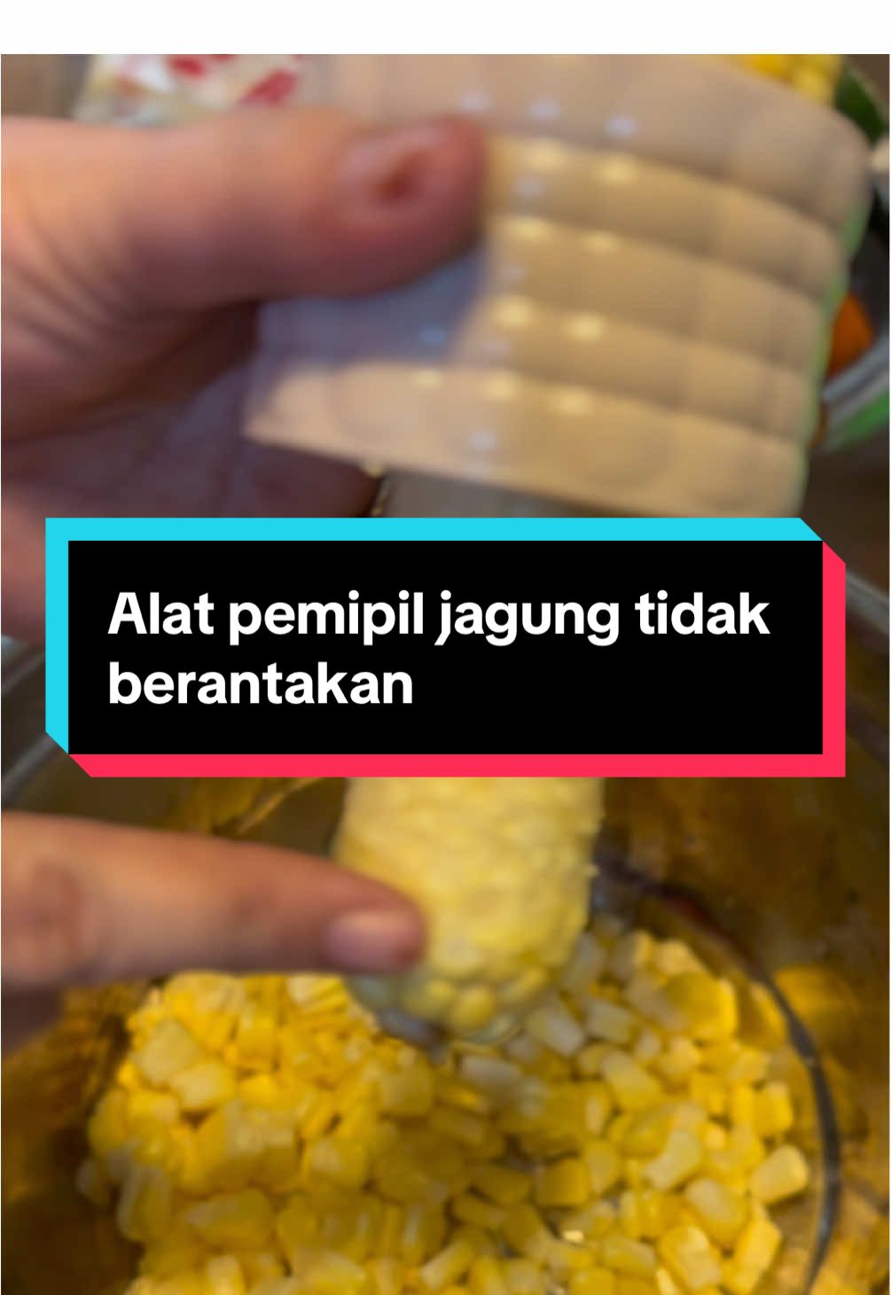 mashaAllah alhamdulillah ketemu alat ini , beneran selama ini selalu zong beli alat pipil jagung tapi yg ini beneran yang aku caribcari selama ini , gak pake tenaga dan gak lari2 an kemana2 jagungnya #alatpemipiljagung #alatperontokjagung 