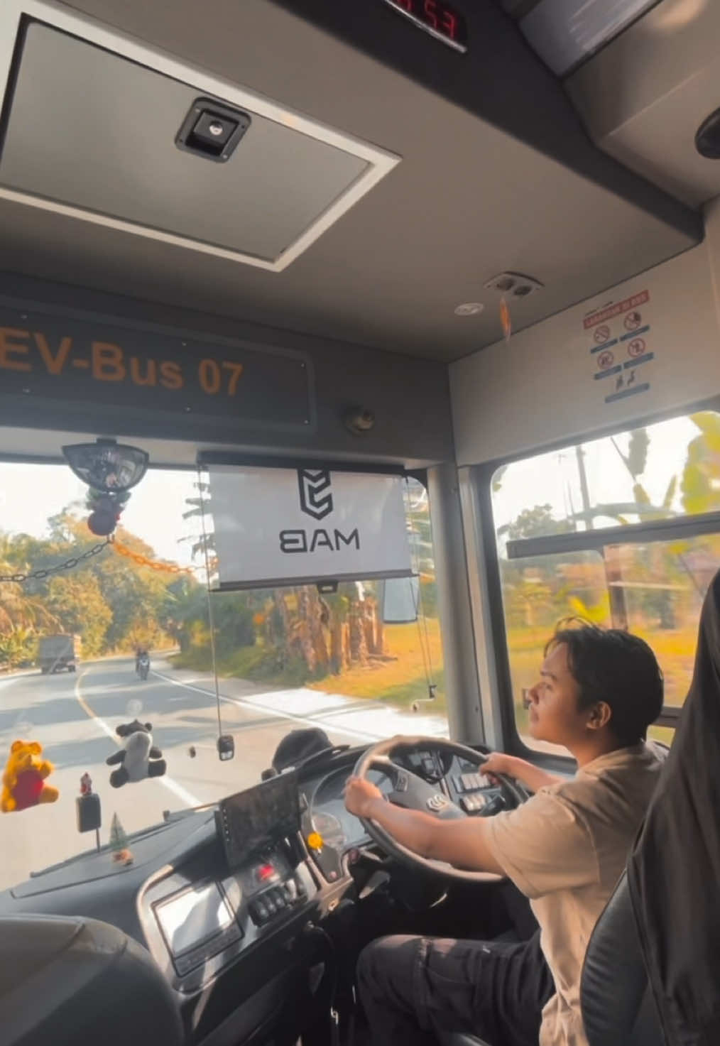 Weekend vibes✨ #buslistrik #evbus #mab #rapp #april #electricvehicle #electricbus #pekanbaru #kerinci #lintassumatra #drivermuda #driver 