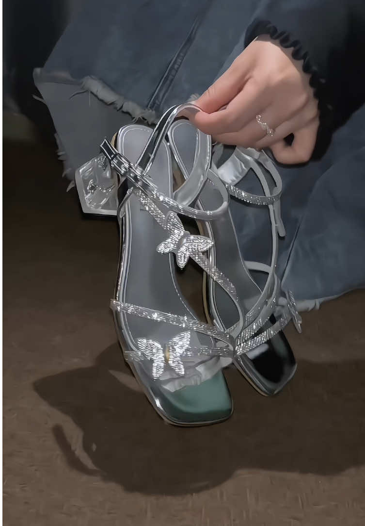 Giày sandal thiết kế nơ bướm xinh xắn.  - Màu: bạc, đen - Size: 35-39 - Đế cao: 5 cm #giaysandalnữ #giaysangchanh #giaydepquangchau #reviewgiaydep #banhgiayxinh 