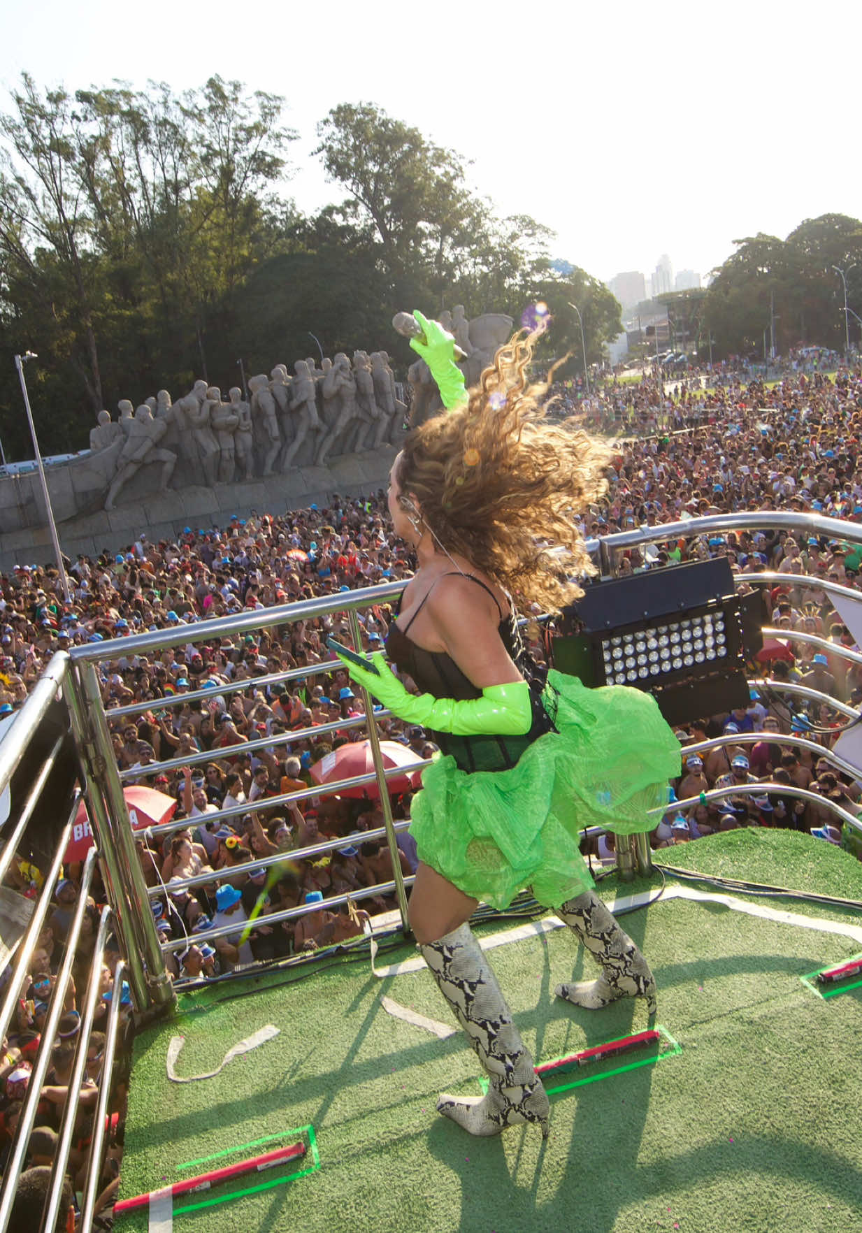 Obrigada, São Paulo! Dia 9 estaremos juntos novamente na Pipoca da Rainha! 👑 Hoje nos encontramos no Farol da Barra, concentração às 17h, pra fazer os 40 anos do Crocodilo 🐊 É o Bicho, é o bicho! 🎥 @vixecomunicacao 📸 @celiasantosfotos #AxéÉANatureza #CarnavalDaRainha #Daniela40AnosDeAxé