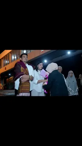 Gubernur Sumatera Utara (Sumut) M Bobby Afif Nasution langsung disambut Kapolda Sumut Irjen Pol Whisnu Hermawan Februanto, Pangdam I/BB Rio Firdianto dan unsur Forum Koordinasi Pimpinan Daerah (Forkopimda) lainnya, sepulang dari retret di Akademi Militer (Akmil) Magelang. Bobby Nasution tiba di Bandara Kualanamu, Deliserdang sekitar pukul 22:00 WIB bersama Wakil Gubernur Surya. Begitu juga terlihat Ketua TPP PKK Sumut Kahiyang Ayu dan ketiga anaknya. Tidak ada penyambutan khusus pada rombongan Gubernur dan wakilnya ini. Walau begitu, tidak sedikit masyarakat yang antusias menyambut kedatangan Bobby dan Surya di VIP Bandara Internasional Kualanamu. #infosumut #bobbynasution #surya #kolaborasisumutberkah #banhubsumut 
