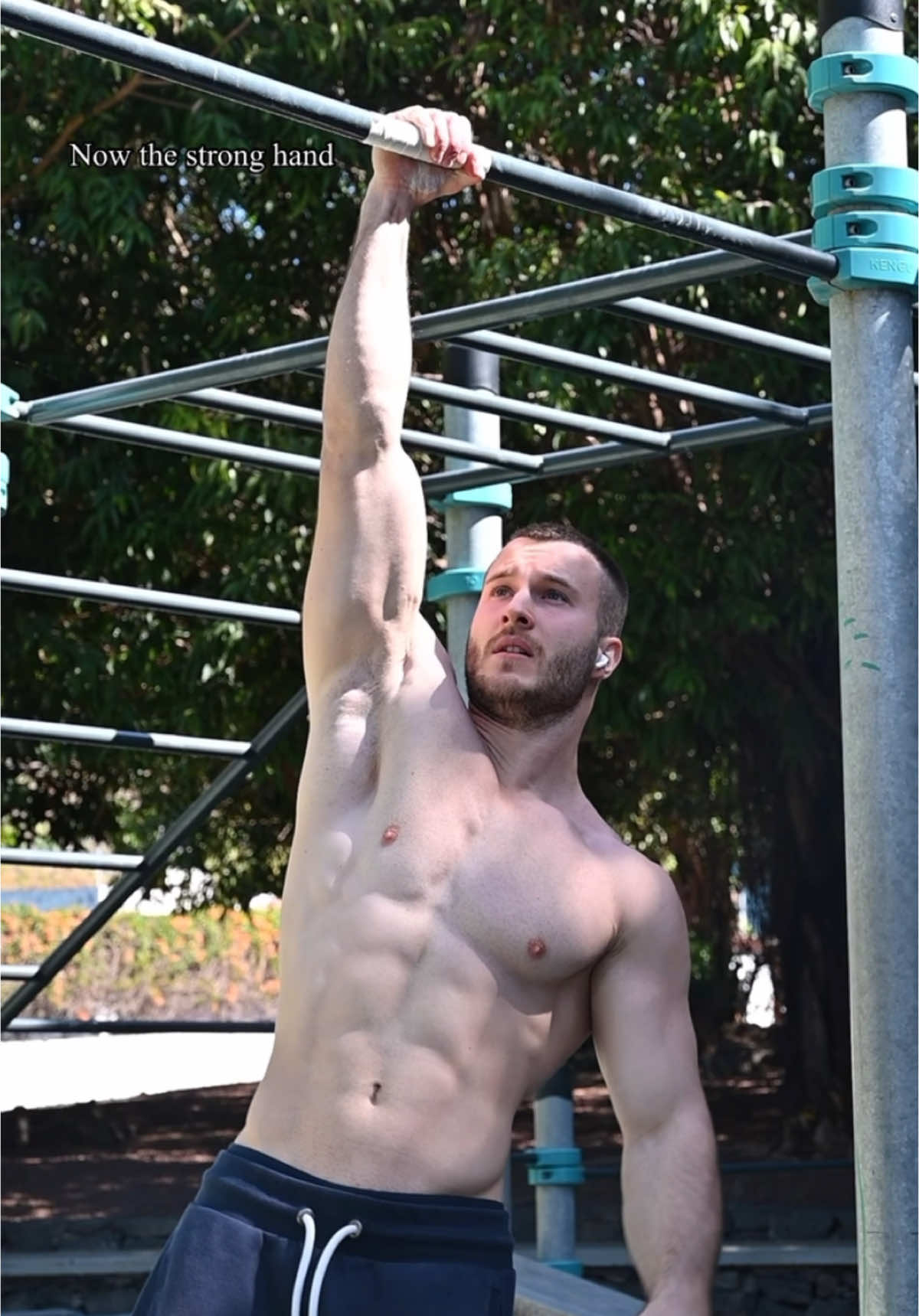 2 sec hold Vs 2 reps🗿 I never trained one arm pull ups on my left hand which of course was not a good idea, I was young, made mistakes, it happens, and now for the first time ever I decided to work on my weak hand, on the first video I struggled to hold that position for 2 seconds…. Even with a weighted pull up One Rep Max of 95-100kg it took me 4 months to get to this level, which is actually pretty good, and yes I have students that could do 1 arm pull ups in the first sessions, with a weighted pull up level of only 20kg for 10 reps, and in some cases this is normal… But since I am 95kg heavy with long arms, it will take a bit longer, the goal is 6 reps within few more months, the knowledge is there all I need is time🗿🤝🏼
