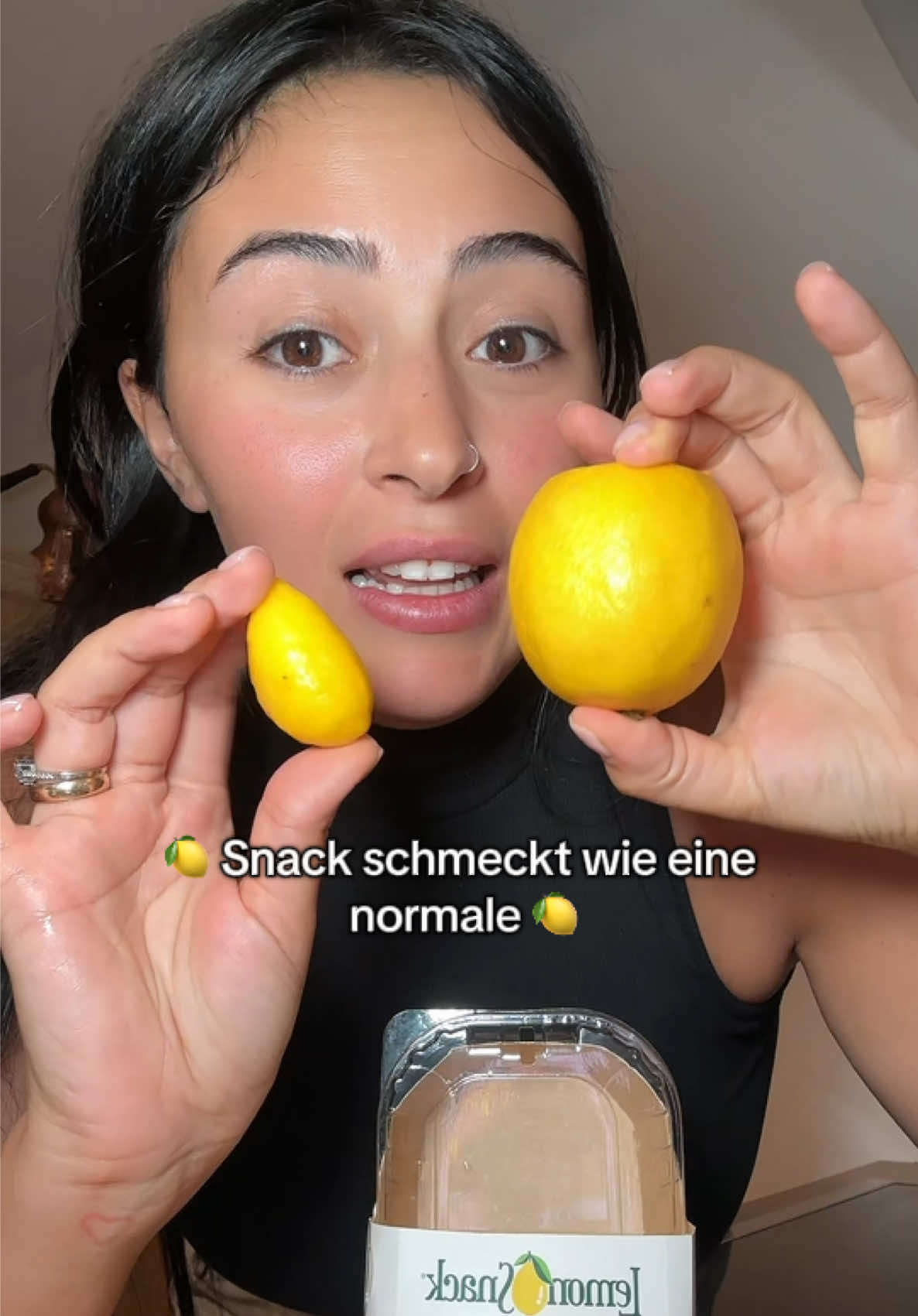 Gibt es einen Unterschied zwischen einer normalen Zitrone und einer Snack-Zitrone? JA! Viele behaupten, die schmecken gleich, aber ich habe es ausprobiert und sage: Das ist nicht so! Habt ihr schon mal eine Snack Zitrone gegessen? Schreibt mir eure Meinung!✨🍋 #fyp #lemon #snack #zitrone 