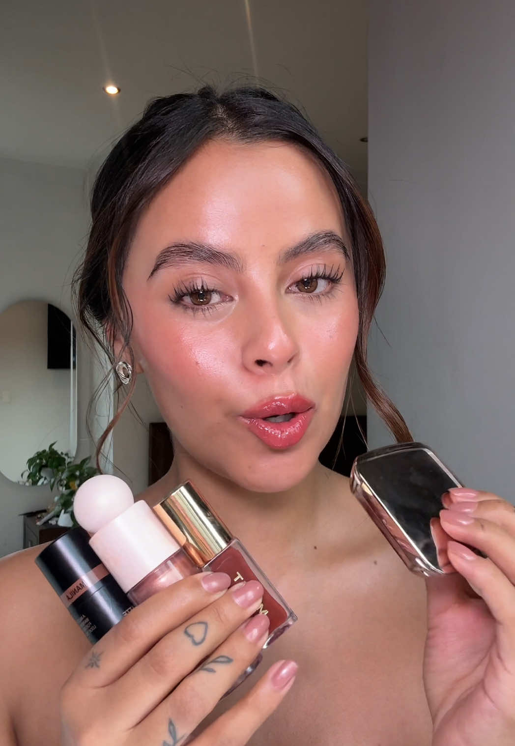 ¿Cómo saber si tu compra o producto de Amazon es original o no? Aquí te dejo un tip para que siempre que vayas a comprar algo te asegures que sea la marca oficial quien lo vende 🤍 #amazon #makeupreview #girltips 