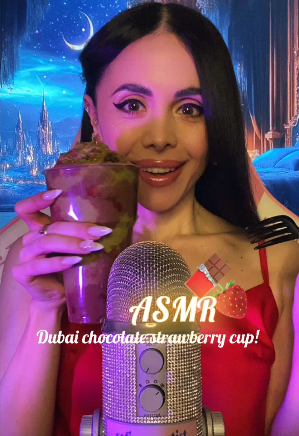 Trying the viral Dubai chocolate strawberry cup! 🍓🍫  #asmr #asmrsounds #mukbangs #asmreating #crunchyasmr #sweets #crunchy #asmrmukbang #foodies #eatwithme #FoodTok #eatingasmr #dessert #dubaichocolate #dubaichocolatebar