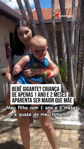 👶🏻 Alessandra é mãe do Henri, um #bebê com um ano de idade, mas que quando está no colo dela, aparenta ser #maior que normal. No vídeo, é possível perceber o quanto a #criança é grande, causando dúvidas entre os #internautas que nos comentários questionaram qual seria a altura dela e o que ela estaria dando de comer para o pequeno. 