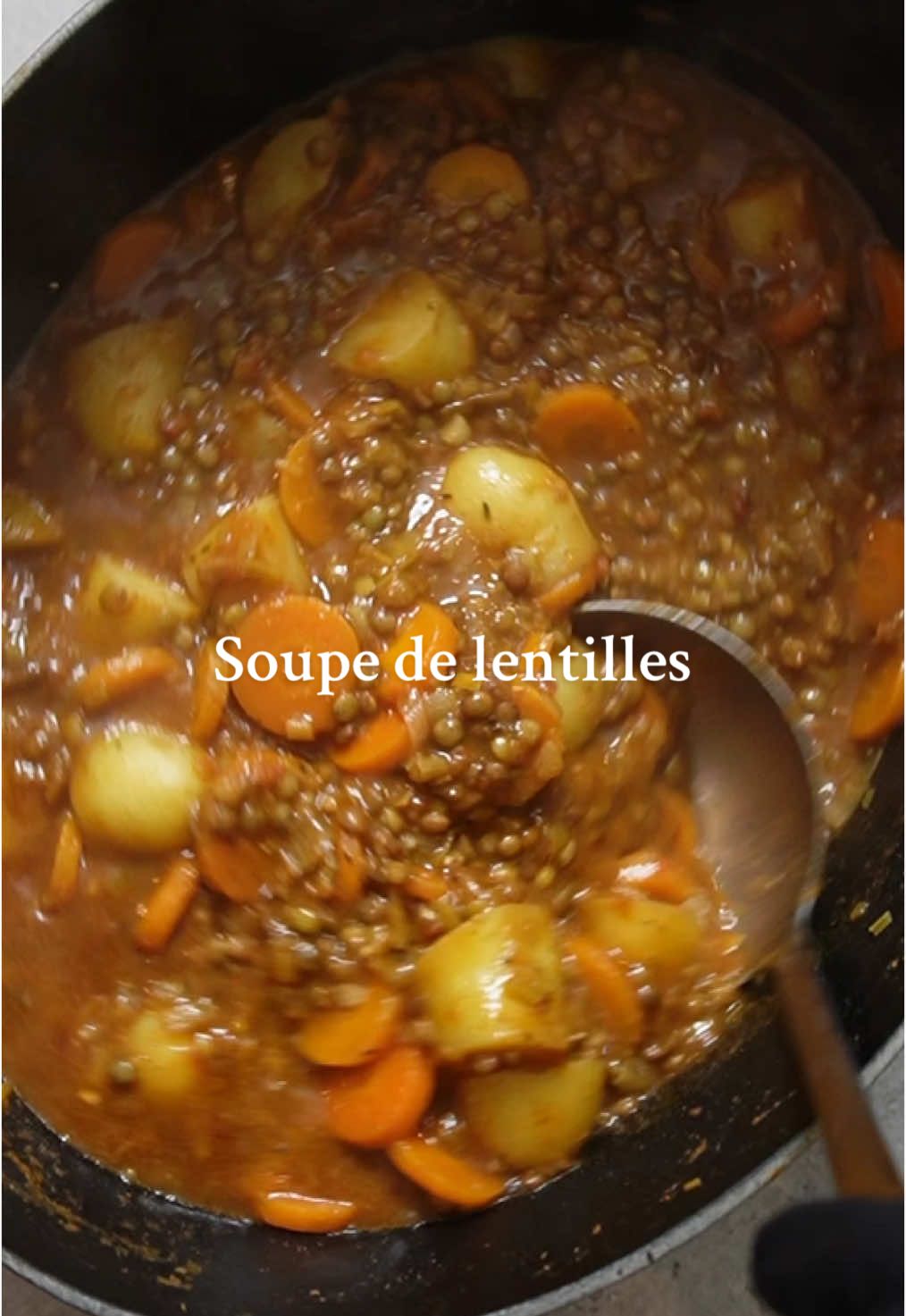 Un plat très réconfortant pour la saison !  Lentilles et ses légumes :  200g de lentilles vertes  1 blanc de poireau  2 carottes  250g de pommes de terre  1 cuillère à soupe de concentré de tomates  210g de pulpe de tomates  1L de bouillon (n’hésitez pas à y ajouter un peu d’eau si la soupe est trop épaisse)  Thym, laurier  1/2 cuillère à café de piment d’Espelette  1 cuillère à café de curry vert Et on se régale !  #lentilles #soupe #recettesimple 