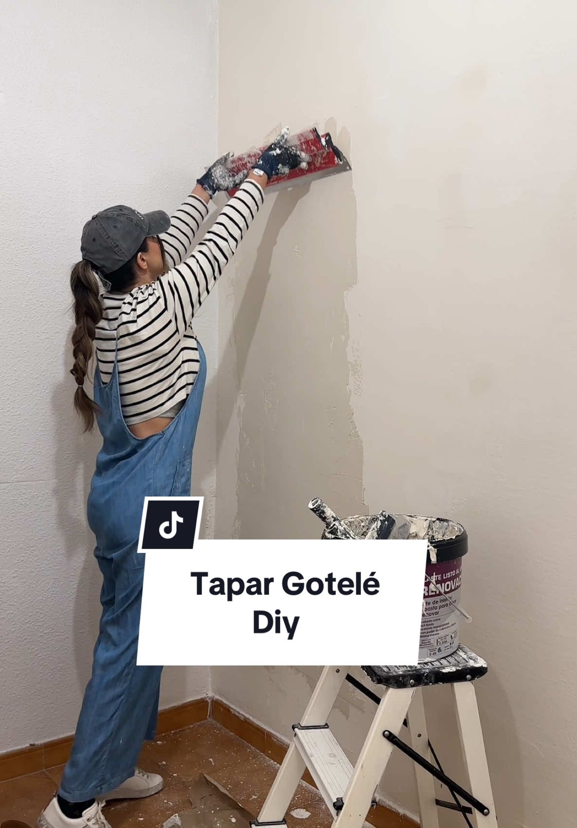 TAPAR GOTELE DIY 👷🏼‍♀️|  Hello amig@s!  Como sabéis, estoy transformando la 2 estancia de descanso para mi padre 🙆🏻‍♂️ y el primer paso 👣 fue Tapar el gotelé de las paredes que quedarían vistas 😊 Digo esto porque en otras he puesto revestimiento etc y no lo he necesitado 😊 pero ya os lo enseñaré más adelante 🤫 Tapar el gotelé siempre es un currazo 😅asi que intenté buscar algo que me facilitara el trabajo y sobre todo lo agilizara ⏩⏩ Finalmente encontré la llana de 60 cm y pensé, porque no probar 🤓 ya os digo que en mi caso, ha sido todo un acierto 🤎 Conseguí hacer el trabajo bastante más rápido que con una llana de tamaño normal, además no pesa mucho y la podía agarrar con 2 manos, esto hacía que el peso se repartiera y me cansara menos 😀 Me gasté 40 euros, pero creo que muy bien invertidos 😂la tengo como oro 🏆en paño 😂 ⭐️Sobre los pasos a seguir: 1. Imprescindible dar una capa de fijador, yo use el del video por recomendación de pintores profesionales 👨‍🎨 2. Si tu gotelé tiene crestas muy gordas, puedes raspar antes un poco para rebajarlas  3. A la hora de lijar puedes hacerlo a mano 👋🏼 o con lijadora eléctrica, si usas la 2 opción como yo, no te olvides del aspirador. Yo me olvidé de el en casa y tremenda polvareda 😂 4. Usa una lija de grano muy fino para pulir sin dejar marcas, la mía es de 400. Esta masilla es muy lijable osea que no tendrás problema 👌🏼✔️ 👉🏼Os dejo el link de la llana y el fijador en links Destacados por si os animáis 🤎 Que os ha parecido el resultado? 🤓 os leo!  #homerenovation #homerenovations #wallcovering #gotele #reformadecasa 