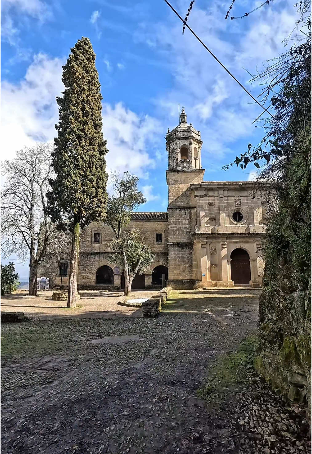 📍 Hoy te llevo al Convento de Caños Santos, en Alcalá del Valle (Cádiz) ✨ Una joya histórica poco conocida en la provincia de Cádiz, en la cual tiene una historia fascinante . 🔑 IMPORTANTE: Para visitarlo, necesitas pedir permiso en la Oficina de Alcalá del Valle si quieres que te abran la puerta de la cueva. 📚 Historia basada en el blog de Agustín García Lázaro. 🙏 Gracias al Ayuntamiento de Alcalá del Valle por su trabajo en conservar este lugar y por su apoyo en el vídeo y mención a @El Mundo de Pirulo y a Miriam por enseñarnos el lugar. 👀 ¿Te animas a descubrirlo? ¡Dale like y acompáñame en esta aventura! 🚶‍♀️🏰 #ConventoCañosSantos #AlcaláDelValle #SierraDeCádiz #Historia #Senderismo #Viajes #Historia #travel 