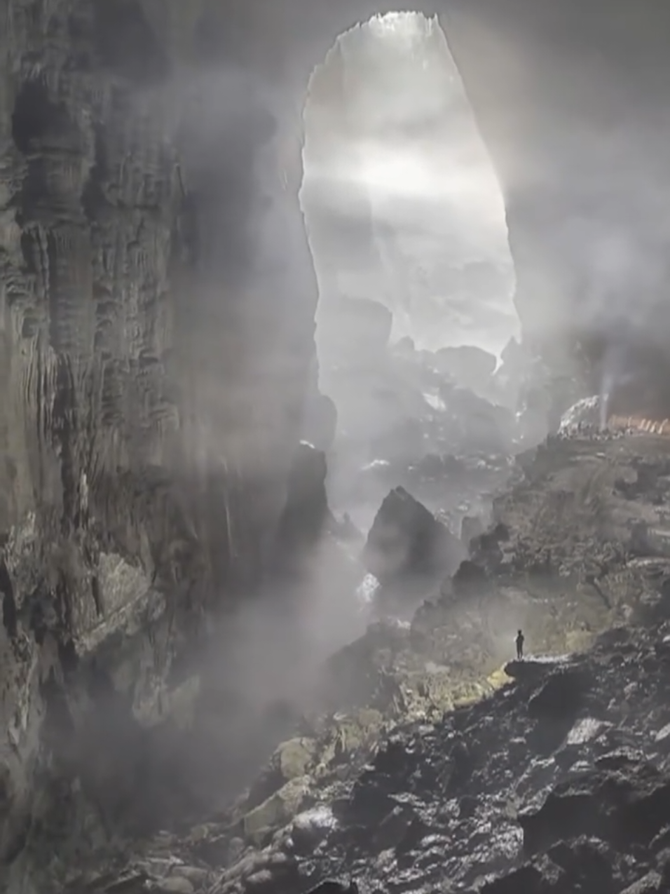 Mundo subterrâneo​ Oculta na selva do Vietnã, a Hang Sơn Đoòng é a maior caverna do mundo, com dimensões que desafiam a imaginação! Rios subterrâneos, ecossistemas próprios e formações gigantes fazem dela um dos destinos mais incríveis do planeta.#visual #reels #tiktoknews #tiktokviral 