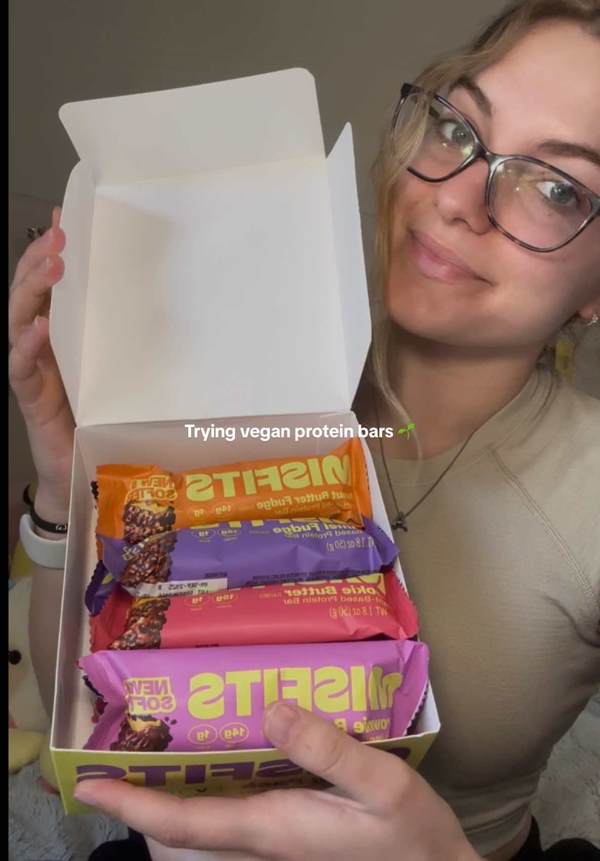 One of the best protein bars I’ve ever had!! Definitely the best vegan ones 🍫 💪  #proteinbar #proteinbars #highprotein #proteinsnack #creatorsearchinsights #misfitproteinbar #veganprotein #veganfood #vegansnacks #proteinbarreview #gymgirl #GymTok 