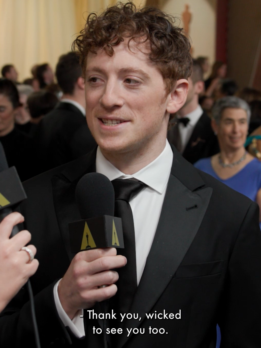 Petition to make teleprompter dancing an Olympic sport? Ethan Slater chats with Oscars Ambassador Amelia Dimoldenberg on the Oscars red carpet. #Oscars #Oscars2025 #AcademyAwards #EthanSlater @Wicked Movie @Universal Pictures @ameliadimz 