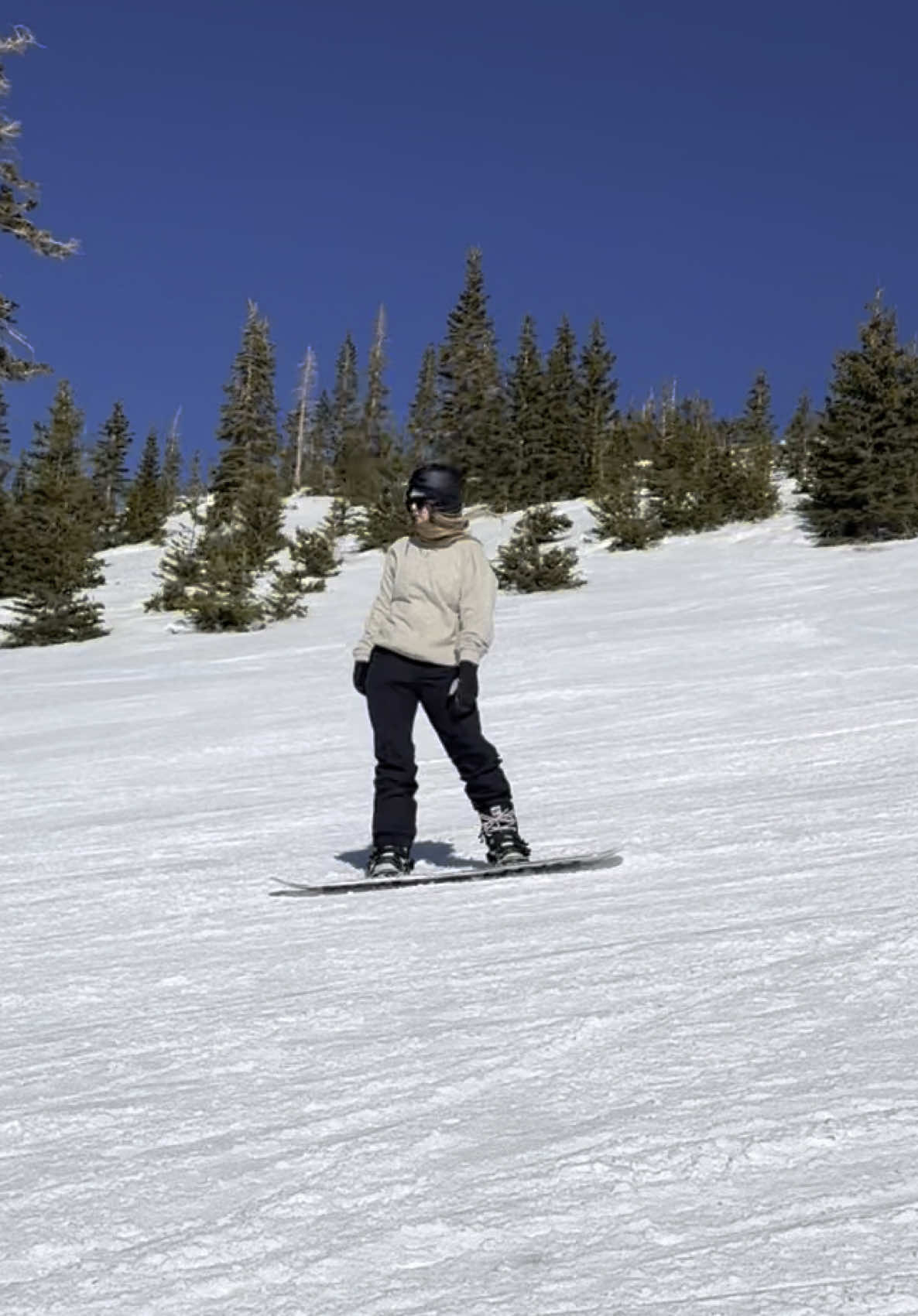 Hot laps are the best 💨 #girlswhosnowboard #snowboardtiktok #girlswhoboard #snowboardtrip #BrianHead 