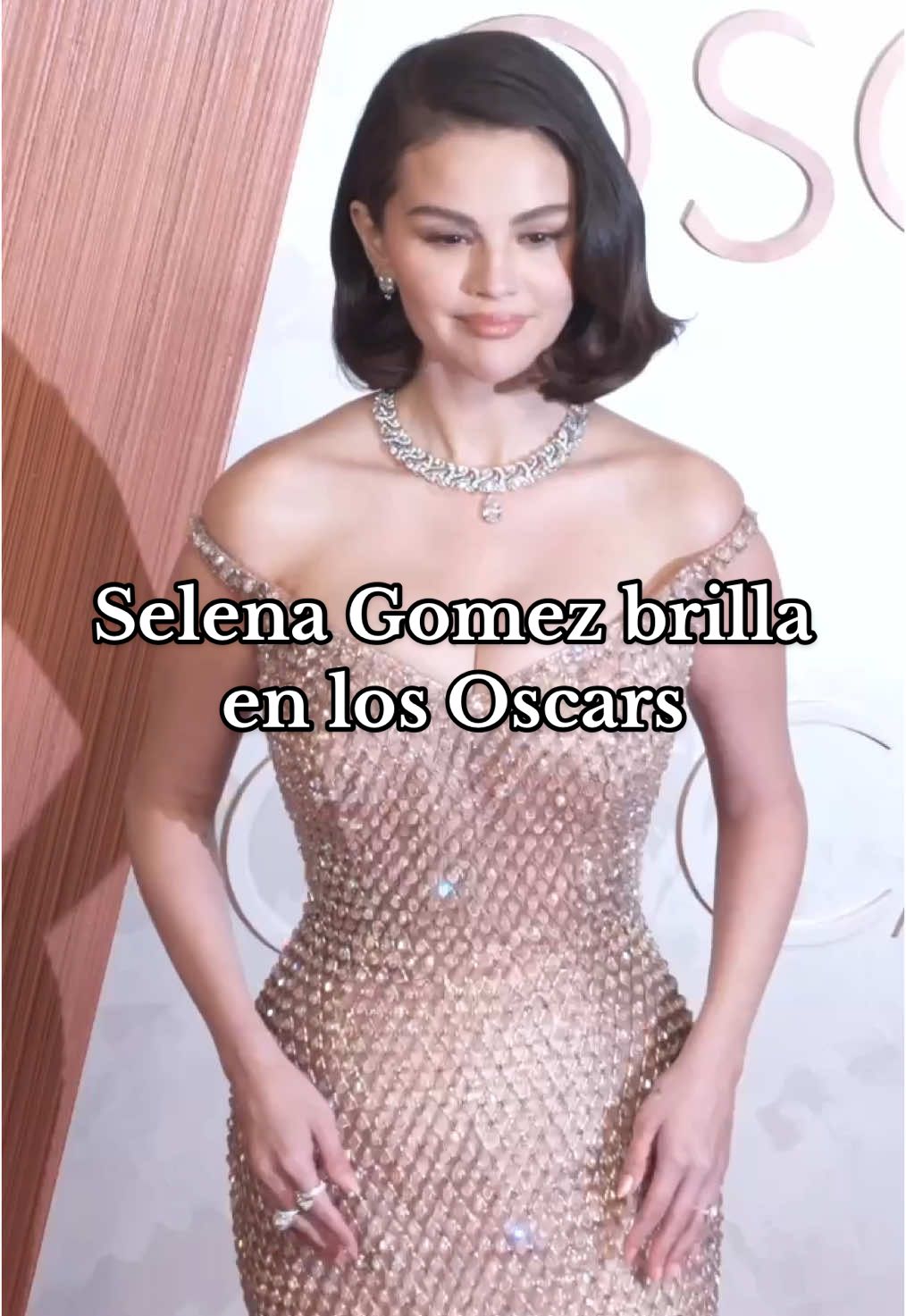 @Selena Gomez o cómo brillar en los #Oscars con 16.000 cristales y un diseño custom de @Ralph Lauren ✨ #TikTokFashion #modaentiktok #Oscars2025 #selenagomez #ralphlauren 