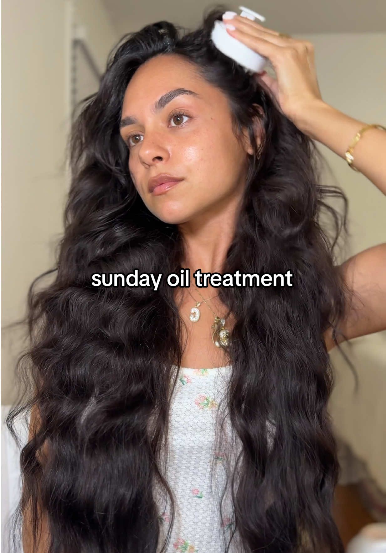 Sunday = scalp care for less hair thinning and growth 🙆🏻‍♀️💁🏻‍♀️✨🤍 #hair #hairtok #hairstyle #hairtransformation #haircare #healthyhair #longhair #hairgoals #hairhealth #healthyhairjourney #hairjourney #oilyscalp #scalpcare #scalphealth #oiltreatment 