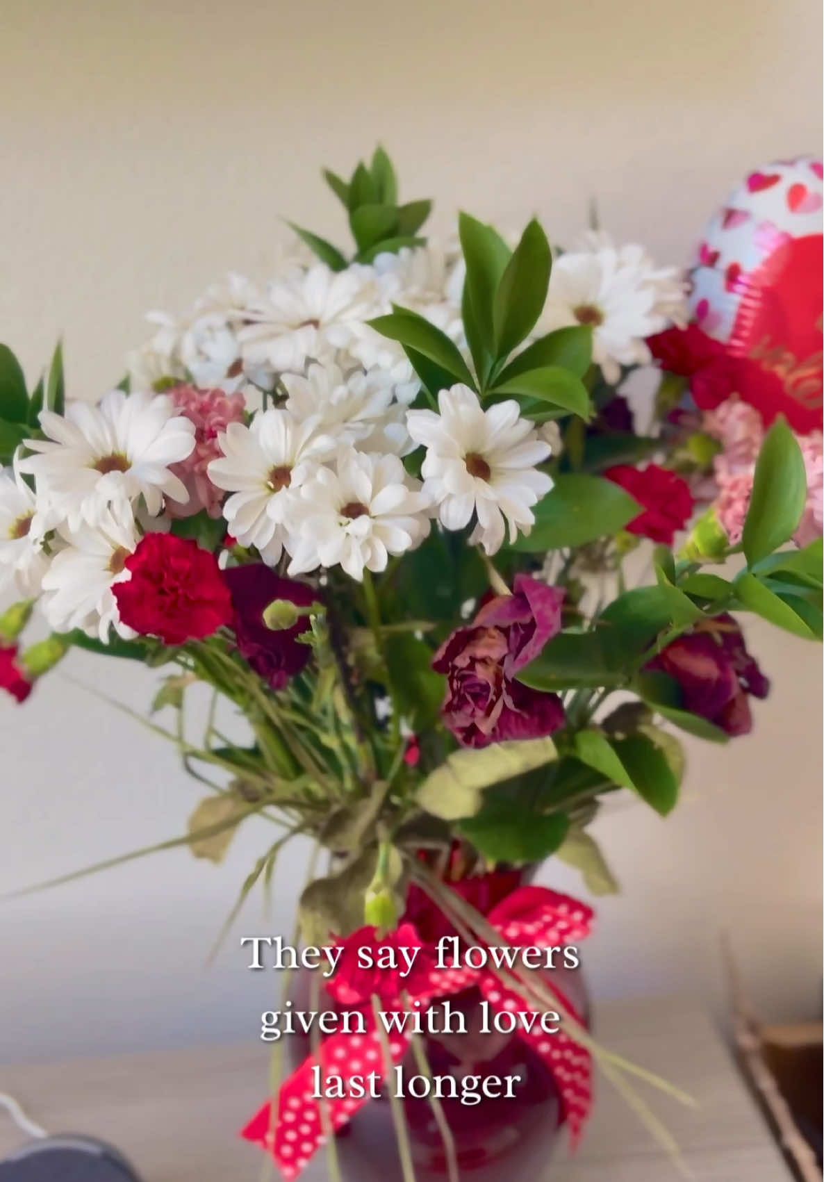 He gave me these at the beginning of February … it’s already March and they basically look new 🥰🥰 #fyp #ValentinesDay #flowers #bouquet #bemyvalentine 