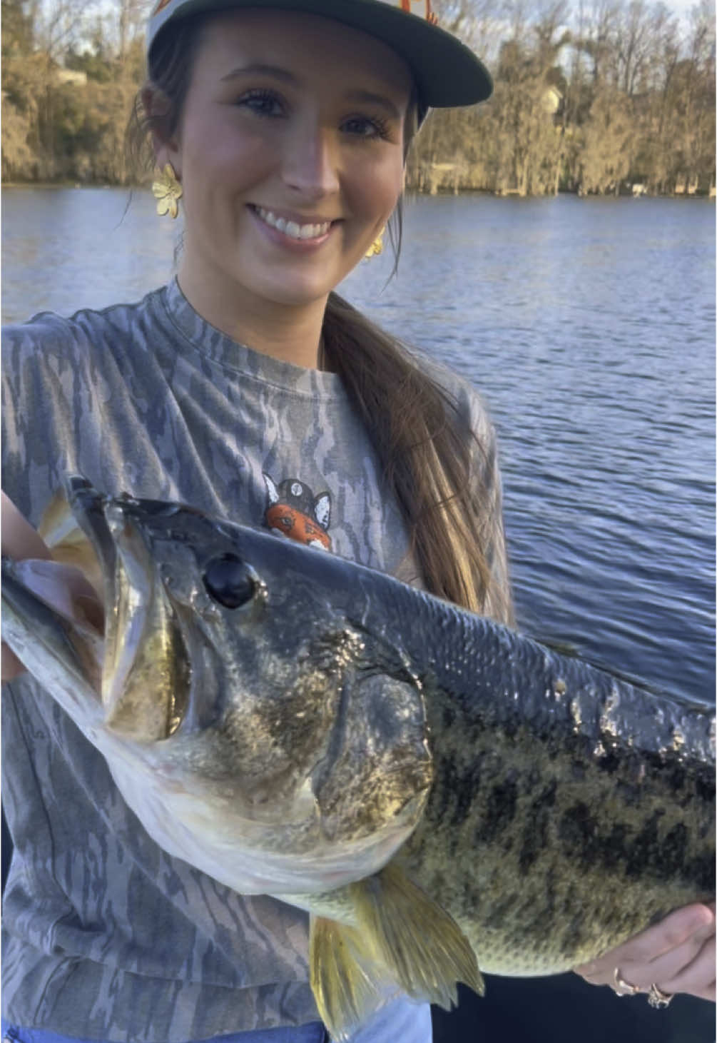 girls who fish >>>>> #fyp #largemouthbass #basspro #fishing #bassfishing #mossyoak #mrfox #hooked #reelemin #pb 