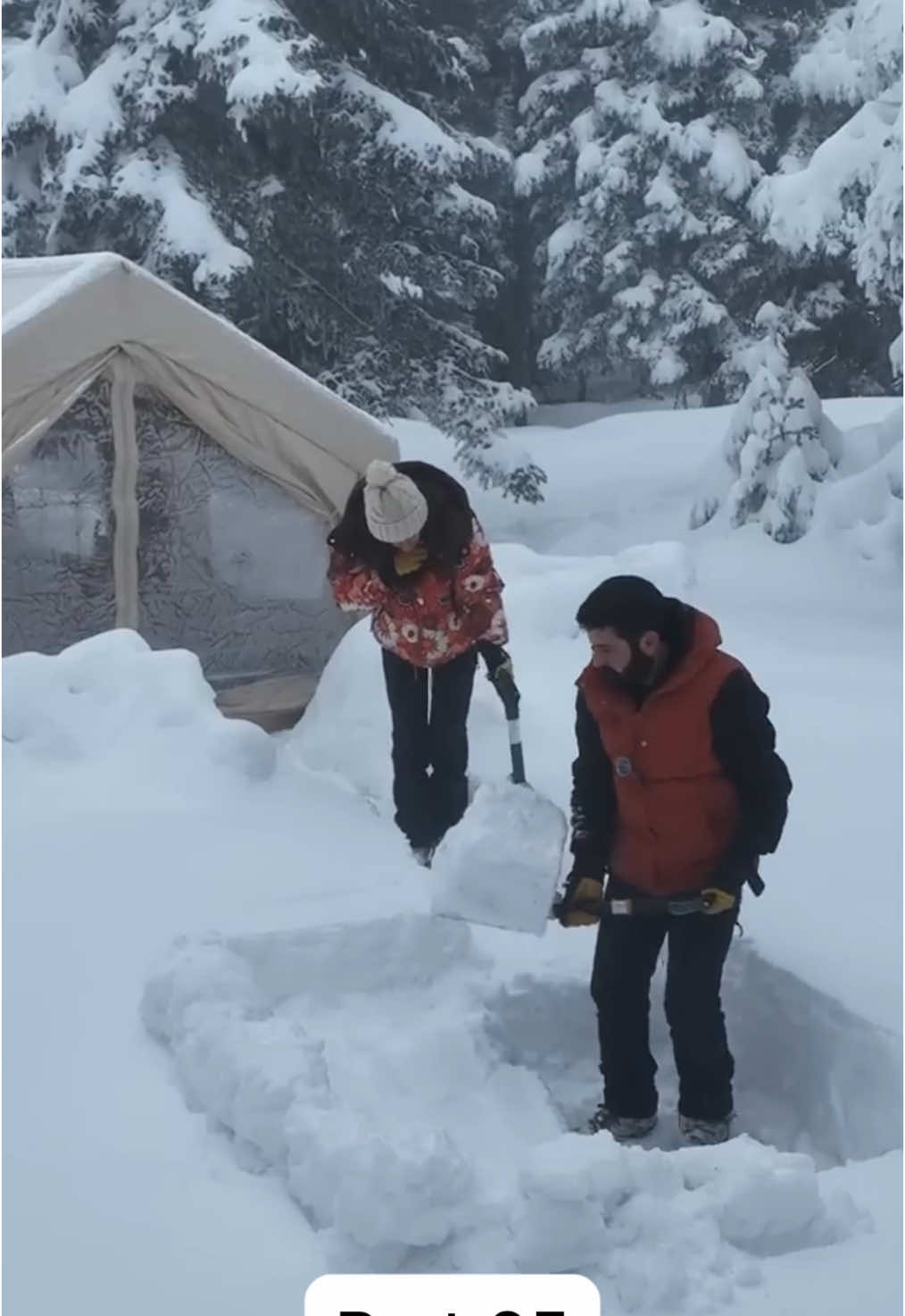 Luxo e diversão em meio à neve! ❄️🔥 Este casal corajoso levou o acampamento a outro nível, montando uma tenda super luxuosa de 3 partes, com espaços amplos, confortáveis e muito aconchegantes. Com um mini forno a lenha garantindo o calor perfeito, eles criaram um verdadeiro refúgio no meio do frio extremo. E para tornar a experiência ainda mais inesquecível, improvisaram um cinema ao ar livre em meio à neve, assistindo a Shrek enquanto saboreavam uma refeição deliciosa! Um acampamento digno de conto de fadas! 🎥🍿🏕️ #luxurycamping #snowcamping #wintercamping #glamping #cozytent #campinginthesnow #campingluxury #woodstovetent #campingcomamor #winterwonderland #outdoorcinema #shrek #extremeweather #campinglife #wildcamping #adventurecouple #adventuretime #campinggear #exploremore #natureescape #offgridlife