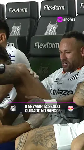 NEY... NEYMAR 😳😳 O camisa 10 santista recebeu uma massagem no banco de reservas do Santos após sair do jogo por incômodo muscular. #footballtiktok #foruyou #Tiktokesportes #santos #neymarjr #neymar #massage