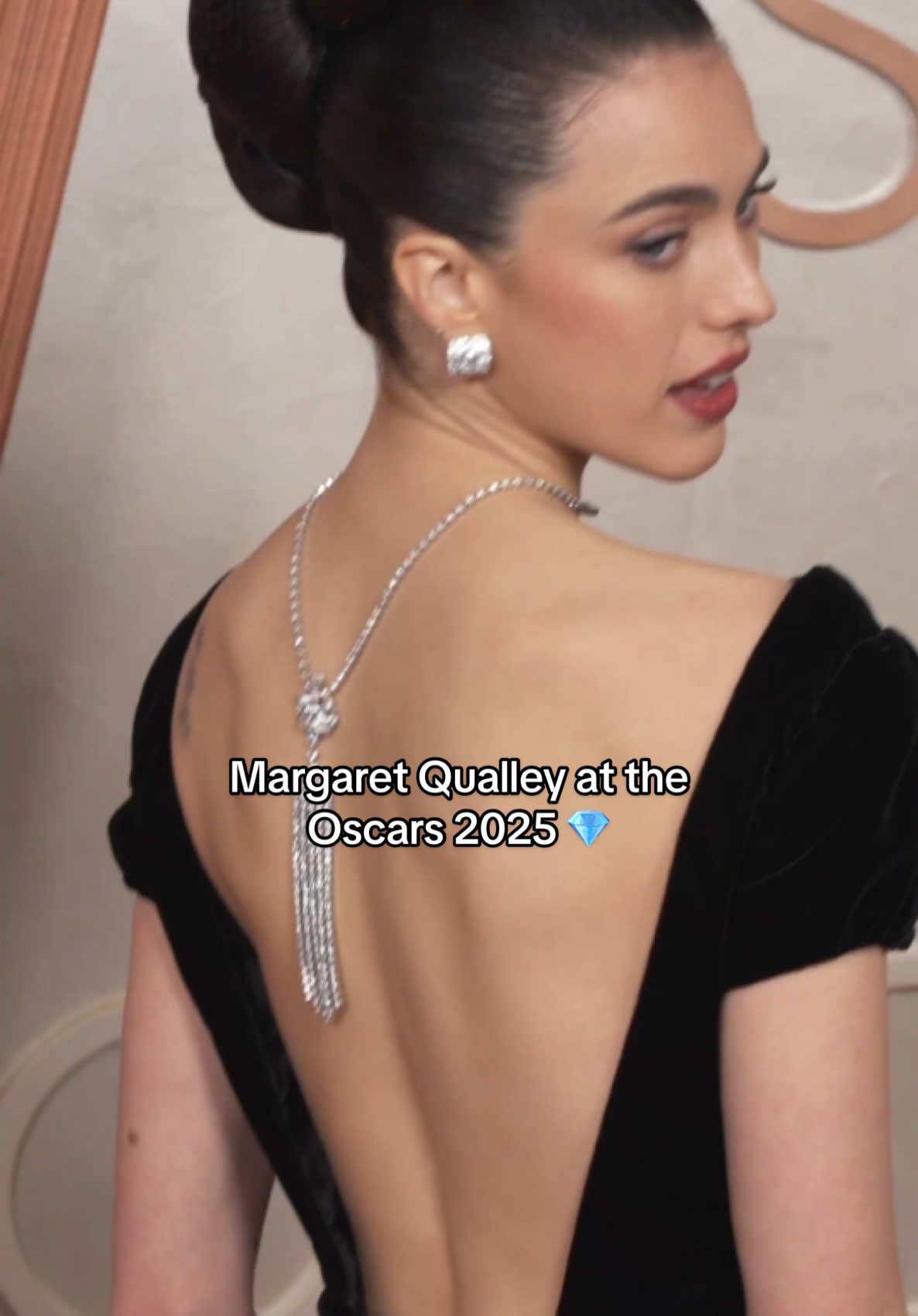 #MargaretQualley wears #Chanel dress and fringe necklace on the #Oscars2025 red carpet 💎 #Oscars #97thacademyawards #TheSubstance #TheOscars #margaretqualleyedit 
