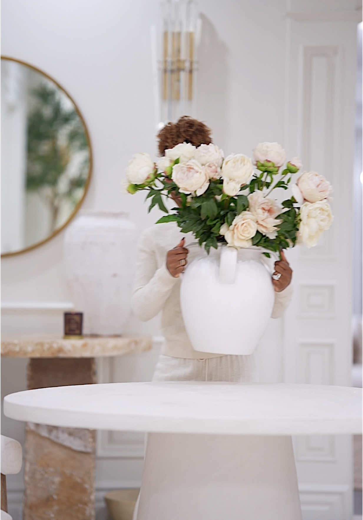 I curate new scents in my house every season, and since we were out of stock for a while let’s get into a new @FORVR MOOD unboxing 🥰  for my common areas I went with Champagne Showers which is peachy, sparkling,and boozy scent. It’s YUMMY for spring and a very crowd pleasing easy to enjoy scent that’s a nice lighter and fresher break from the heavier gourmands we enjoy throughout the winter! 