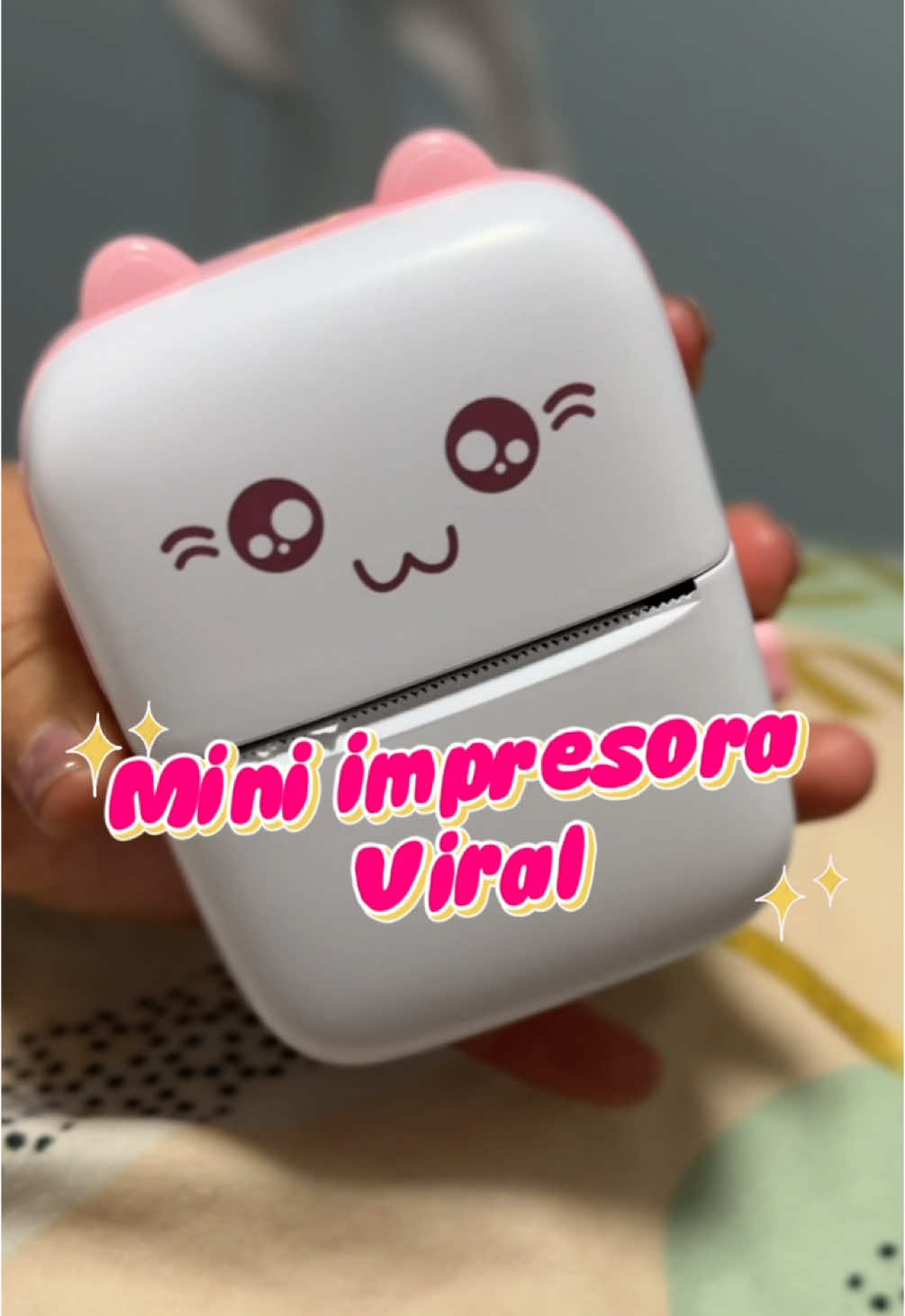 Te enseño cómo funciona la mini impresora viral, la encuentras en #tiktokshop  Llega muy rápido, ya te incluye un rollo de papel y trae su cable para cargar.  Imprime muy rápido, a mí me está sirviendo para imprimir los tickets de mis pasteles.  #vamostiktokshop #impresora #impresoratermica #impresoraportatil 