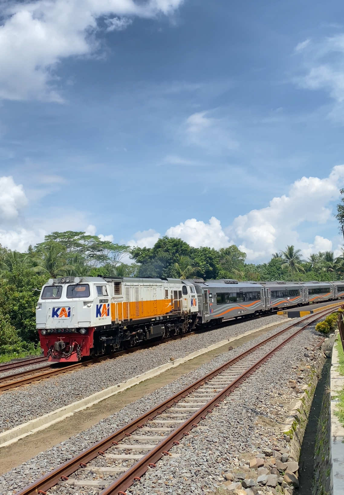 Stasiun dengan track melengkung yang ada di Kota Banjar yaitu Stasiun Karangpucung #keretaapi#keretaapiindonesia#railfansindonesia#kai121_  