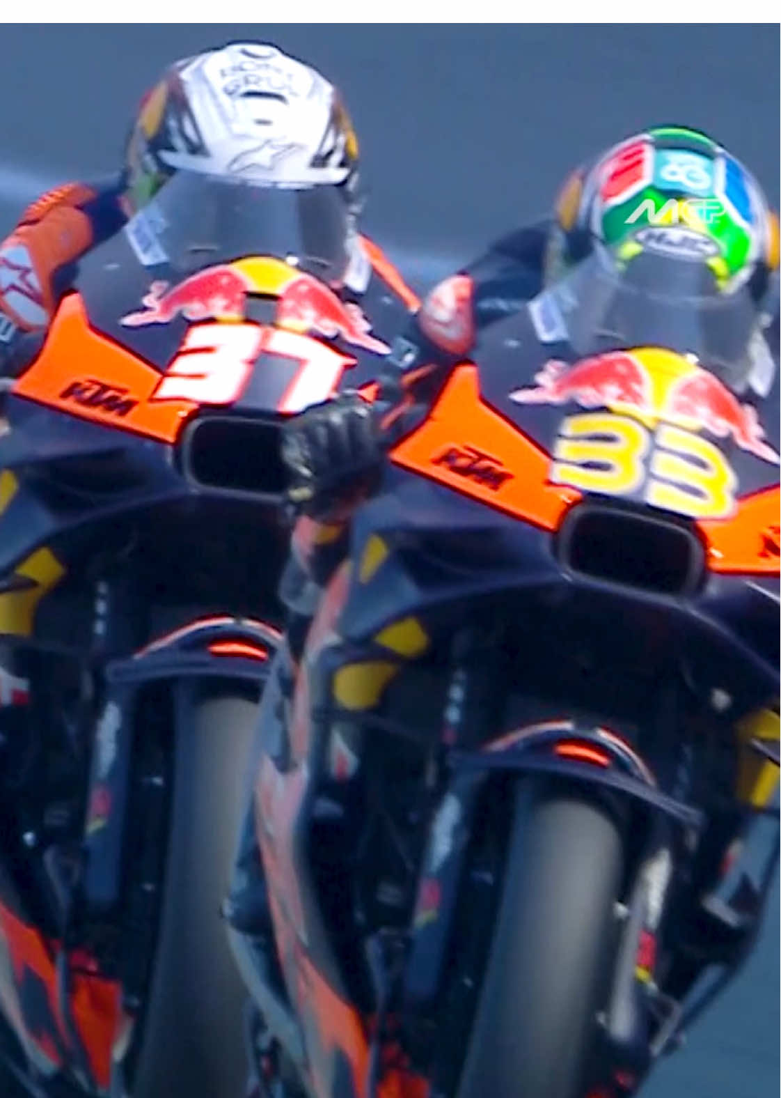 🇿🇦 Brad Binder v Pedro Acosta 🟠 #ThaiGP #MotoGP #SportsonTikTok 