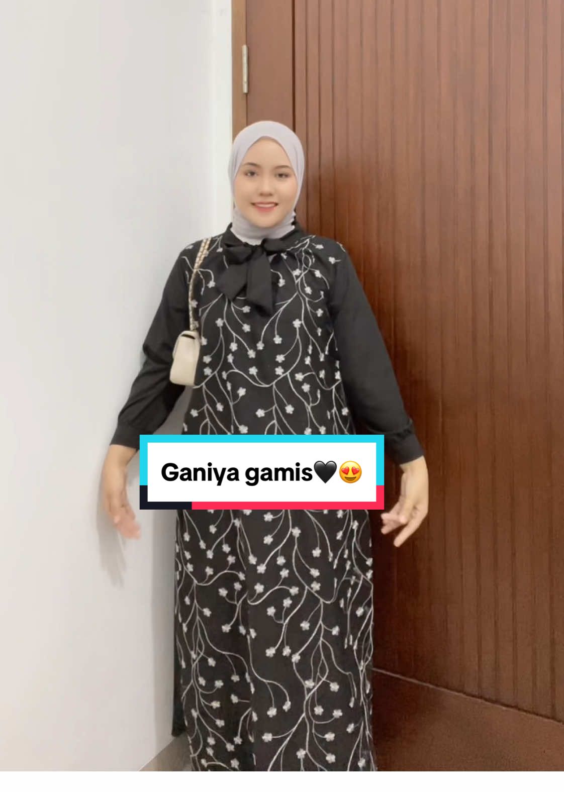 Yg pusing mikirin trend lebaran warna apa, hitam aja lah gapernah gagal😜🖤😍🛍️#fypシ #outfitlebaran #ootdlebaran #belilokal #fypシ゚ #ramadhan2025 #outfitinspiration #dresslebaran #outfitideas #JelajahRamadan #dexalovecollection #outfitideas #dexalovecollection #racunlebaran #fypviralシviral #lebaranoutfit #brukatdress #stylingoutfits 