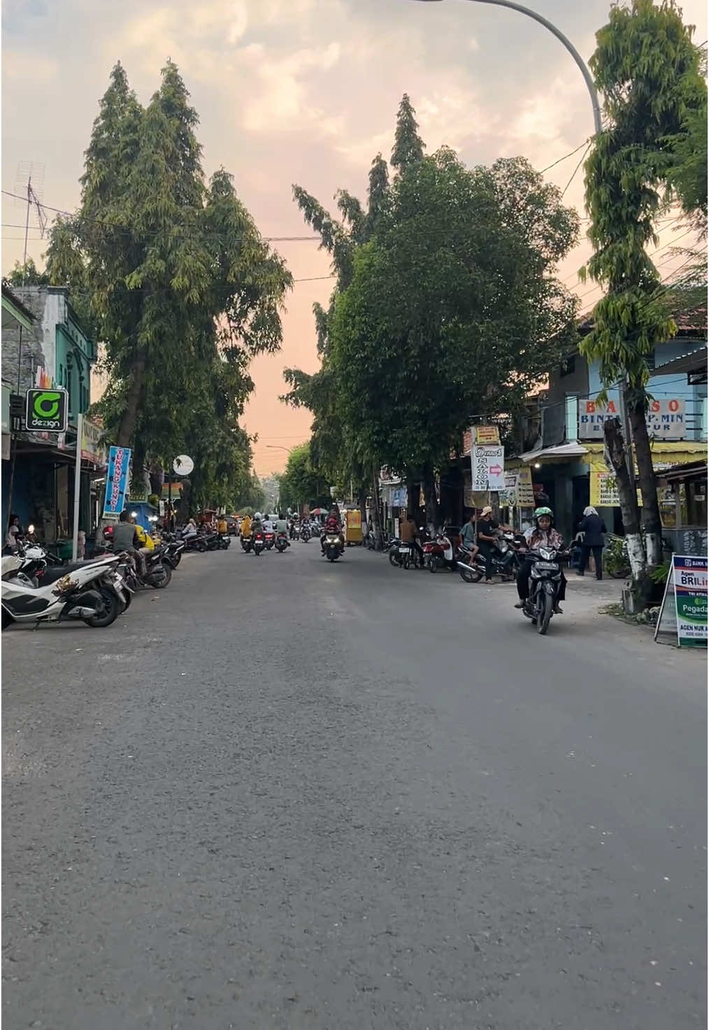 Suasana sore menjelang waktu berbuka puasa di Jatirogo [Hari ke 3 Ramadhan 1446 H] #nyore #berburutakjil #takjil #puasa #ramadhan #ngabuburit #jatirogo #kulinerjatirogo #kulinertuban #tuban #fyp #trending #viral