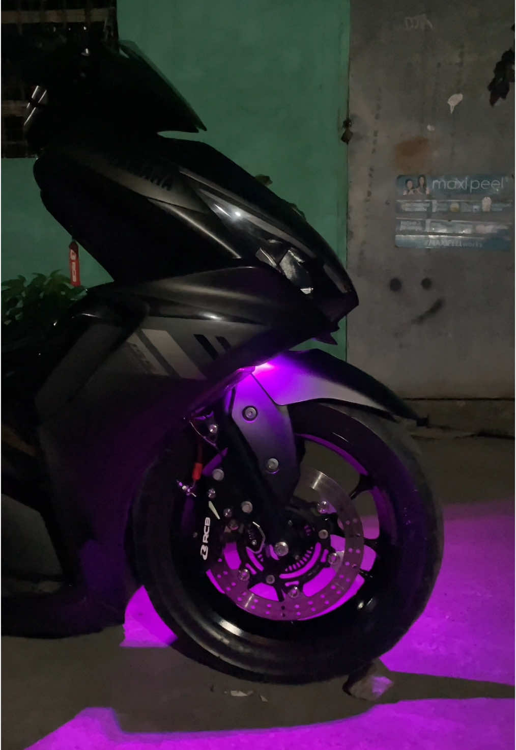 Strobe lights pang dagdag angas sa gabi 🔥🔥 check the yellow basket 🔥🔥#strobe #strobelights #rgb #rgblights #motorcycleaccessories #budolfinds #TikTokShop #aerox #aerox155 #aeroxmodifikasi 