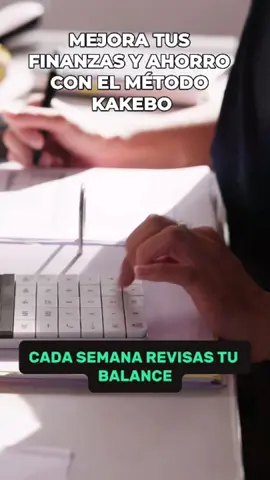 Comenta ‘AHORRO’ y te enviamos la plantilla gratis. 🔥 KAKEBO, el metodo para ahorrar de forma inteligente.  📝 ¿Cómo funciona? 1️⃣ Al inicio del mes, anotas tus ingresos y restas los gastos fijos. 2️⃣ Día a día, registras tus gastos en categorías: 🔹 Necesarios (comida, renta, transporte) 🔹 Ocio (salidas, suscripciones) 🔹 Cultura (libros, cine) 🔹 Imprevistos (emergencias, reparaciones) 3️⃣ Cada semana, revisas tu balance y ajustas si es necesario. 4️⃣ Al final del mes, evalúas en qué gastaste y mejoras para el próximo. El Kakebo no se centra en restringir el gasto, sino en gastar mejor 1️⃣ Comenta “AHORRO” para recibir de forma gratuita nuestra Plantilla KAKEBO   2️⃣ Esto puede marcar la diferencia en las finanzas de alguien. Etiqueta o comparte a quien quieras ver triunfar financieramente. 🏆💸✨ 3️⃣ Y si este tip te ayudó, guarda el reel para verlo luego. 📌 #finanzaspersonales #ahorrointeligente #finanzasinteligentes #dinero #ahorro #educacionfinanciera #libertadfinanciera #gestionfinanciera #dineroextra #metodokakebo #organizacionfinanciera #aprendeaahorrar #trucosdefinanzas #PersonalFinance #savemoney #financialfreedom #kakebo #metodokakebo