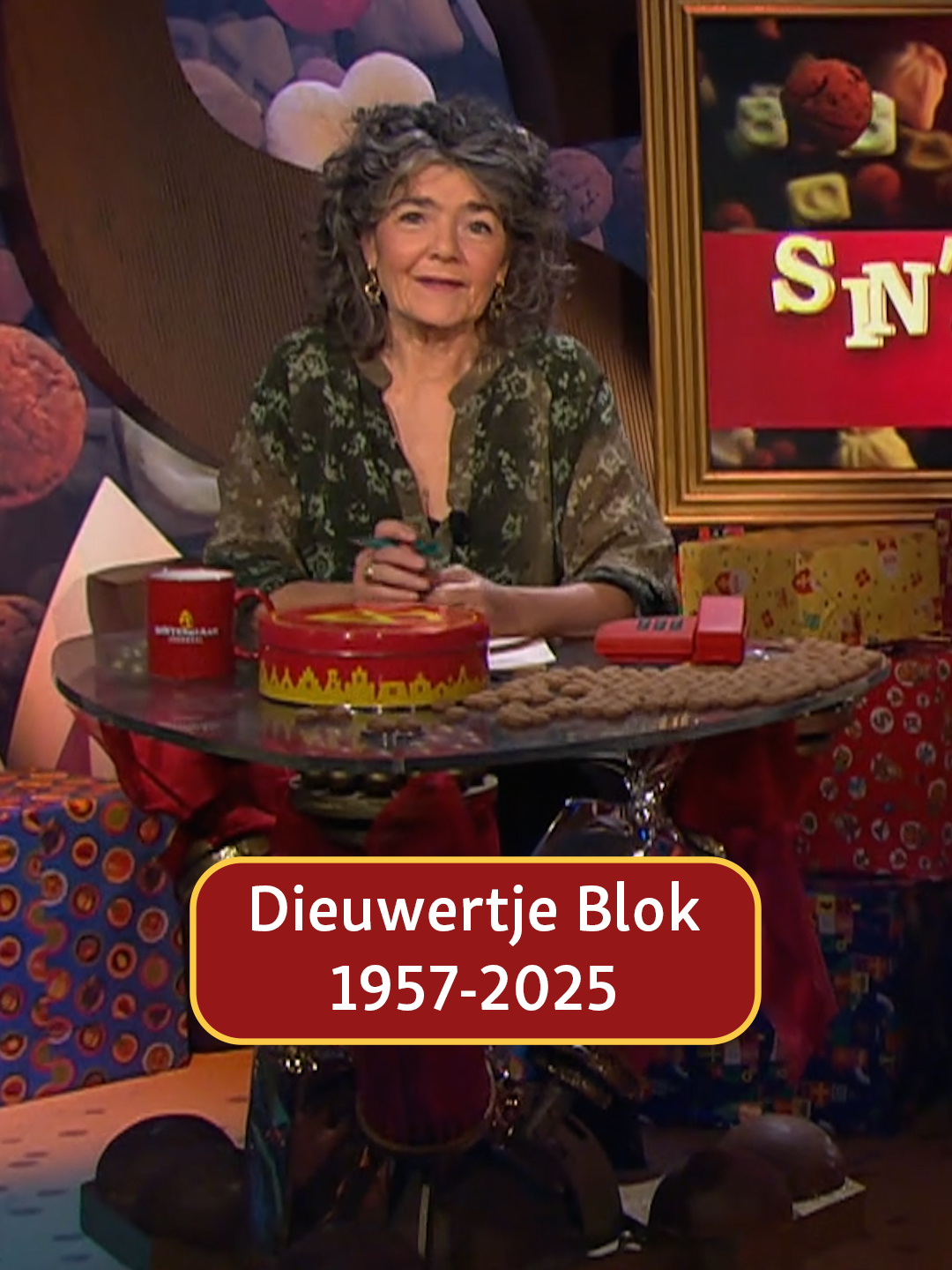 Met Dieuwertje Blok verliest de publieke omroep een van zijn meest iconische gezichten. En ook een van de meest geliefde. Iedereen die met haar werkte, wist: de Dieuwertje van de tv en de radio verschilde maar weinig van de echte Dieuwertje. Haar hartelijkheid en warmte waren nooit gespeeld. Als presentator was ze altijd goed voorbereid. Zelden hoefde er iets opnieuw te worden opgenomen bij Het Sinterklaasjournaal, het stond er vaak in één keer goed op. Maar ook live was ze niet van haar stuk te brengen. Ging er iets mis bij de registratie van de intocht, dan loste ze dat elegant op. En in het klassieke-muziekprogramma NTR Podium wist ze met haar kennis en charme van elk interview een klein pareltje te maken. Dat had niet alleen met talent te maken, maar ook met empathie. Dieuwertje wist zich haarfijn in te leven in de mens die tegenover haar zat of de rol die ze moest spelen. Zichzelf relativeren, dat kon Dieuwertje trouwens ook heel goed. Ja, ze was ooit de droomprinses van menig mannelijke bewonderaar, maar daar moest ze smakelijk om lachen. Sterallures had ze niet en ze was dan ook zeer benaderbaar. Op de dag vóór de intocht van Sinterklaas, bij de repetitie, wandelde ze in de namiddag altijd onbekommerd door de stad en ging ze met iedereen die dat wilde op de foto. Dieuwertje had een groot sociaal hart. Ze deed vrijwilligerswerk voor tal van organisaties die een verschil proberen te maken. Ze kon zich danig opwinden over het onrecht in de wereld – een eigenschap die ook tijdens haar ziekte fier overeind bleef. In december jl. werd ze tijdens de wrap party van Het Sinterklaasjournaal verrast met een koninklijke onderscheiding. Bij die vrolijke plechtigheid werd ze tot Ridder in de Orde van Oranje-Nassau benoemd. De burgemeester van Wijdemeren (de gemeente van haar geboortedorp Nederhorst den Berg) bewierookte haar op fraaie wijze, zo fraai zelfs dat ze er giechelig van werd: “Ik kan nu echt nooit meer een scheve schaats rijden.” Haar ziekte en neusamputatie hadden haar veerkracht en levenslust geenszins aangetast. Een nieuw jaar, een nieuwe start. In februari zou ze weer beginnen als presentator van NTR Podium, wekelijks op de vrijdag op NPO Klassiek. Hoe wrang dat kort daarvoor duidelijk werd dat de kanker was teruggekeerd. De vrienden die haar bezochten in haar laatste dagen zagen dat ze ook toen haar veerkracht en positieve levensinstelling niet had verloren. Liever bemoedigde ze haar naasten dan dat ze zich liet bemoedigen. De verslagenheid over het heengaan van onze Dieuwertje is groot, maar we koesteren de herinneringen en vele mooie momenten die we met haar mochten beleven. #dieuwertjeblok #hetsinterklaasjournaal