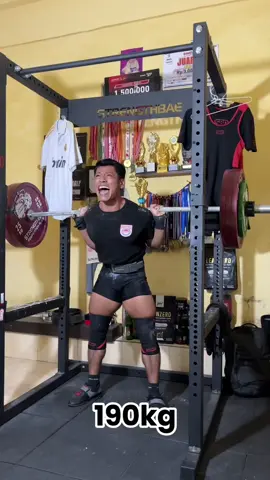 Squat 190kg #powerlifting #strongman #gym #legday #sadvibes #sadstory #pwoterlarang 