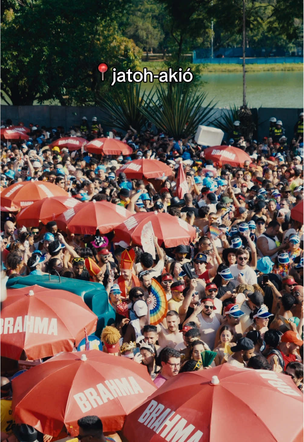 Não gosta de Carnaval? TEPA! 🤚 Isso foi um pouco do que rolou no Bloco do TikTok e @Agrada Gregos, em São Paulo! Um mar de gente curtindo a folia! Foi PERFEITO! 🎊