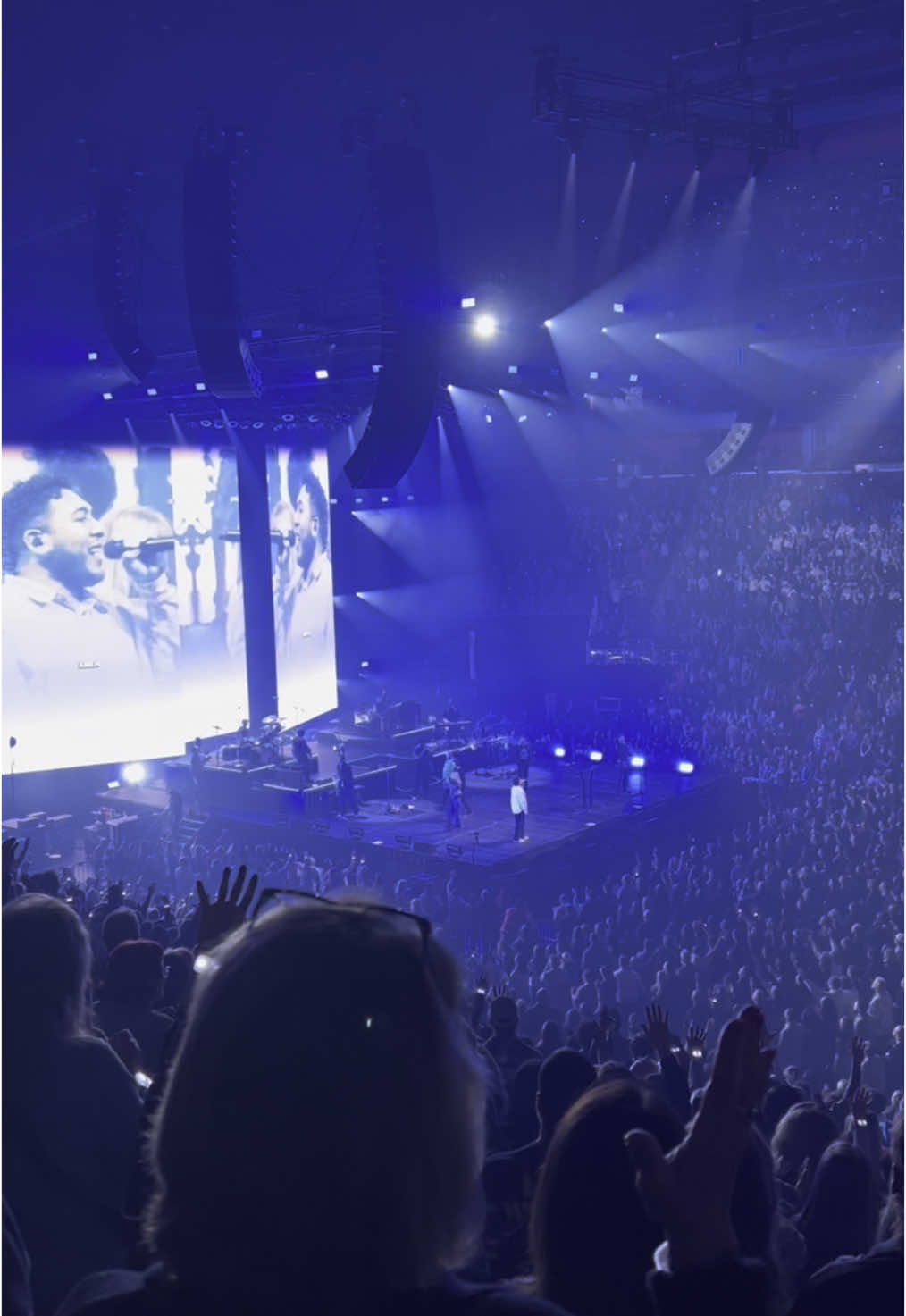 13,000 people worshipping the Lord🤘🏼🙌🏼 #elevationworship #littleceasarsarena #Worship #concert #stevenfurtick #godisgood #amen #fyp #foryou #foryoupage 