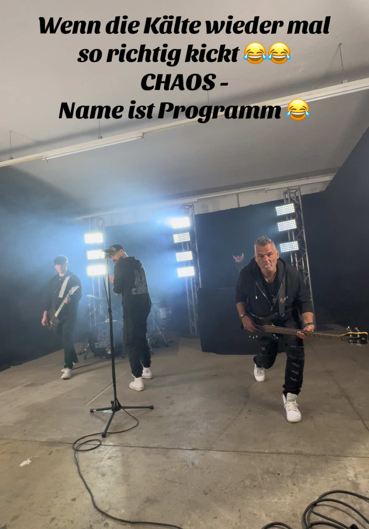 Videodreh outtakes Part 1 😂 Einmal arbeiten wie Profis 😂  #chaosdieband #weitweg #videoviral #behindthescene #videodreh #fypageシ #goviral #videoshoot #fyp  @matmarco_music4ever @Michele 