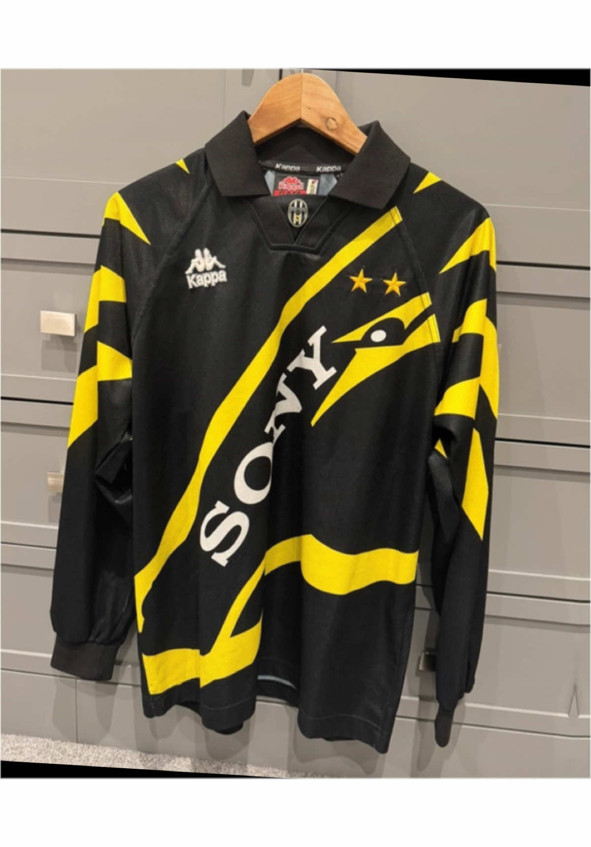 🔥 RARE ITEM! | SIZE L 🔥 ⚫ Jersey Juventus Kappa 1997/98 Black Dragon Edition ⚡ ✅ Original & Langka! ✅ Size: L (Jarang Ditemukan!) ✅ Authentic Tag ✅ Kondisi: 8/10 (Very Good Condition!) 💥 Desain ikonik dengan motif Black Dragon, dipakai oleh legenda seperti Zidane, Del Piero, dan Inzaghi! 🏆 Sponsor SONY yang bikin nostalgia era kejayaan Juventus! 🚀 Fast Respon  📩 DM sekarang atau klik link di bio untuk order sebelum SOLD OUT! 🛒 #JerseyJuventus #KappaJersey #JerseyRare #JerseyOriginal #JuventusLegend #JerseyVintage