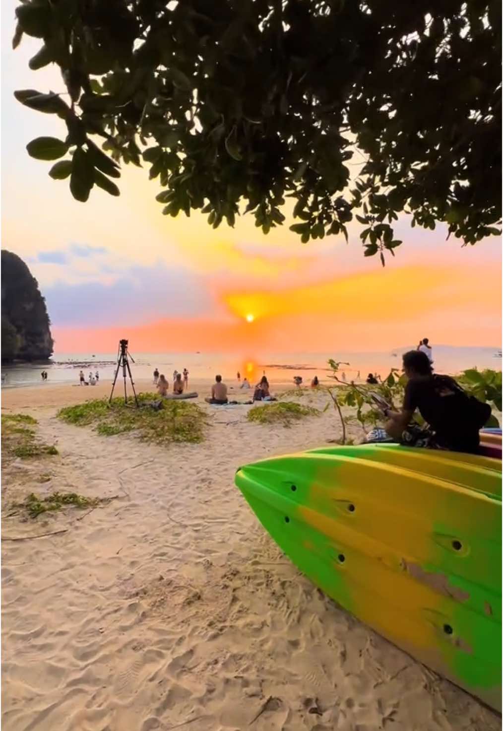 🌅 บรรยากาศยามอาทิตย์อัสดง ณ หาดถ้ำพระนาง ไร่เลย์ จังหวัดกระบี่ ⛵️ สามารถนั่งเรือหางยาวจากอ่าวนางเพียง 20 นาที คนละ 100 บาท ไปกลับ 200 บาท เรือจะจอดที่หาดไร่เลย์ตะวันตก จากนั้นเดินเท้าประมาณ 1 กิโลเมตร ผ่านหาดไร่เลย์ตะวันออก มายังหาดถ้ำพระนาง เรือมีให้บริการตั้งแต่ 07.00-18.00 น.  🌅 Sunset at Phra Nang Cave Beach, Railay, Krabi Province.  ⛵️ You can take a long-tail boat from Ao Nang for only 20 minutes, 100 baht per person, 200 baht round trip. The boat will stop at Railay West Beach. Then walk about 1 kilometer through Railay East Beach to Phra Nang Cave Beach. Boats are available from 07.00 a.m. - 06.00 p.m.  #1672travelbuddy #AmazingThailand  #ResponsibleTourism #สุขทันทีที่เที่ยวไทย #การท่องเที่ยวแห่งประเทศไทย #AmazingThailandGrandTourismandSportsYear2025 #หาดถ้ำพระนาง #ไร่เลย์ #กระบี่ #เที่ยวทะเล #phranangcavebeach #railay #railaybeach #krabi #thailand #sea #beach #beachvibes #sunset 