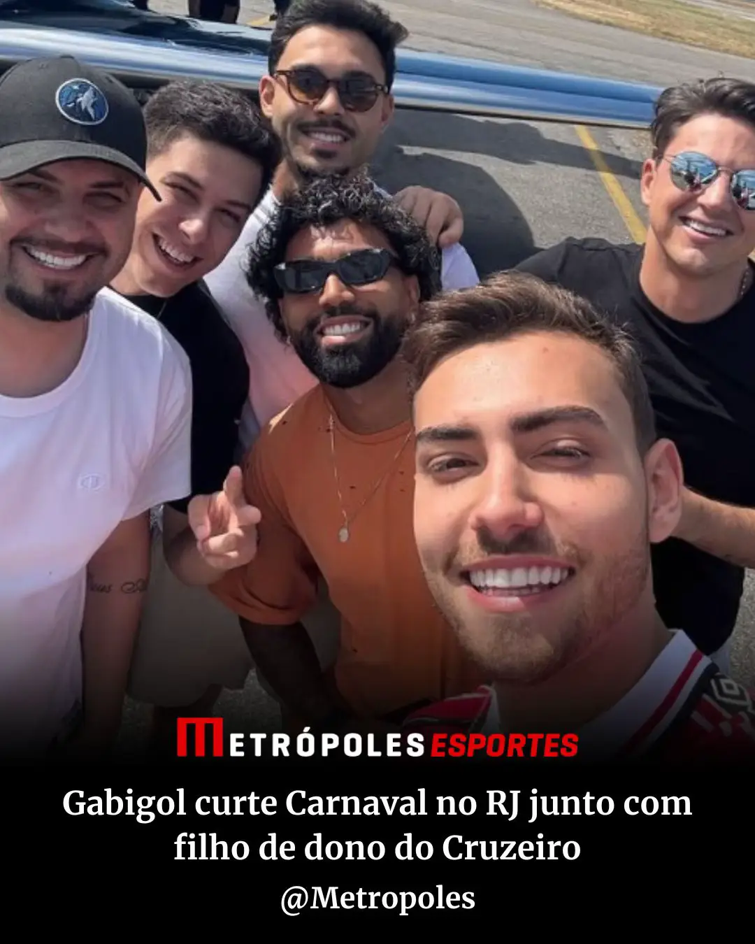 Gabigol está novamente em terras cariocas. O atacante do Cruzeiro viajou ao Rio de Janeiro no último sábado (1º/3) para aproveitar o Carnaval na cidade. De folga por conta do período festivo, o camisa 9 celeste está acompanhado de João Pedro Fernandes, filho mais novo de Pedro Lourenço, dono da SAF da Raposa. João Pedro registrou o momento da chegada ao Rio de Janeiro com um grupo de amigos. Entre eles, estava Gabigol. Vale lembrar que a viagem ocorreu no período da tarde, já que, pela manhã, o atacante esteve com o elenco para um jogo-treino contra a equipe sub-20. O camisa 9 deixou sua marca em três oportunidades na partida. ➡️ Leia mais em metrópoles.com #cruzeiro #gabigol #futebol #esporte #carnaval 