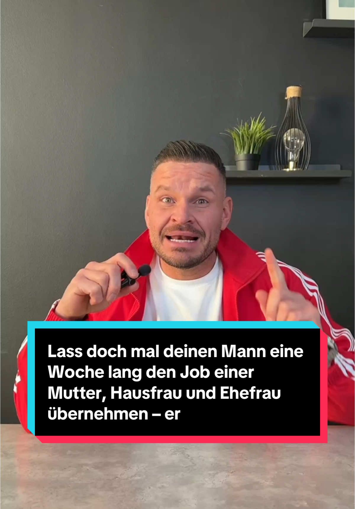 🔥 „Lass doch mal deinen Mann eine Woche lang den Job einer Mutter, Hausfrau und Ehefrau übernehmen – er hätte nach drei Tagen ein Burnout.“ 🔥 Männer denken oft, Hausarbeit sei „kein richtiger Job“. Doch wer einmal den Alltag einer Frau übernimmt, merkt schnell: Das ist kein Spaziergang – das ist ein Marathon. 💡 Früh aufstehen, Kinder versorgen, Haushalt schmeißen, kochen, einkaufen, organisieren – und das alles ohne Lob, ohne Gehalt, ohne Feierabend. Und wenn sie sich dann einmal beschwert? „Aber du bist doch nur zu Hause…“ 💥 Zeit, diesen Irrglauben zu beenden. 💬 Was denkt ihr? Wird die Arbeit von Frauen im Haushalt und in der Familie unterschätzt? Schreibt es in die Kommentare! #MentalLoad #UnsichtbareArbeit #FrauenPower #FamilienManagerin #HausfrauIstEinJob #AnerkennungFürMütter #Beziehungsdynamik #RespektFürFrauen #Masterclass #WeiblicheEnergie