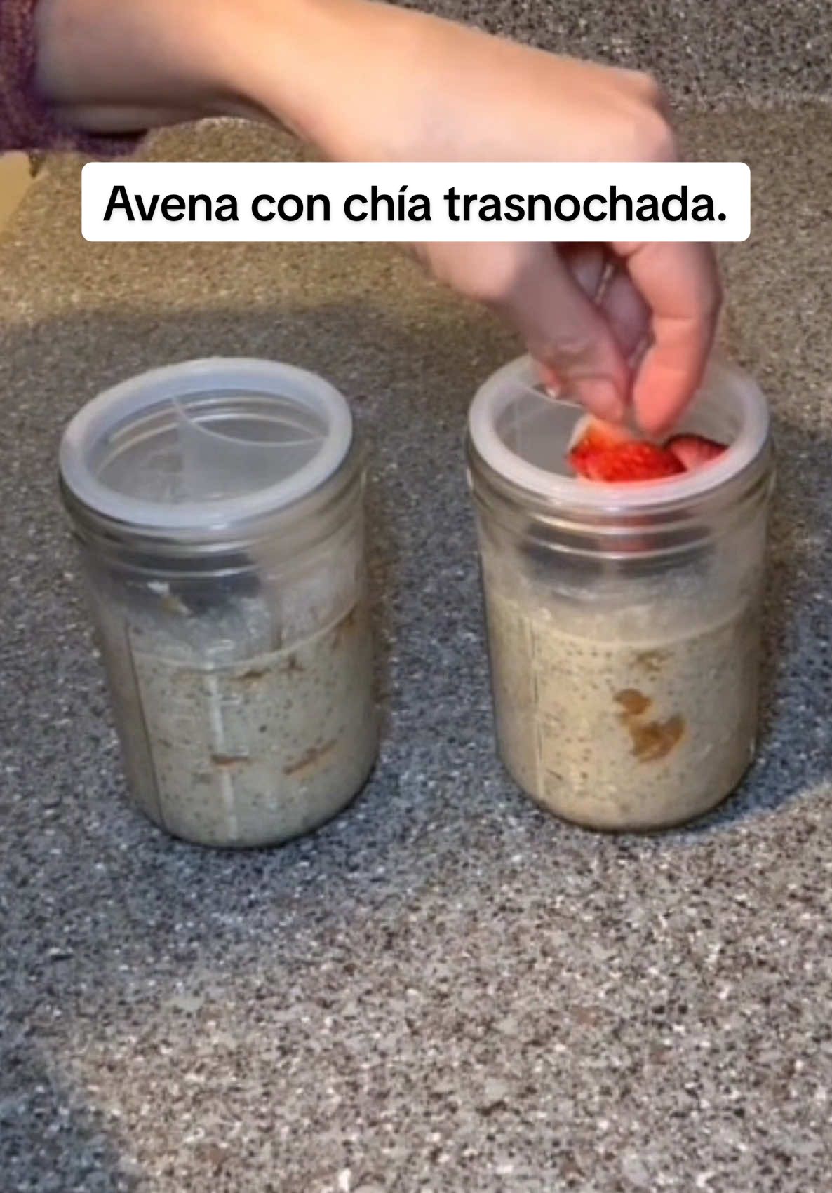 Avena con chía trasnochada #overnightoat #avenaconchía #masonjars #frascosdevidrio #desayunosaludable #nutrición #frutas #nueces 